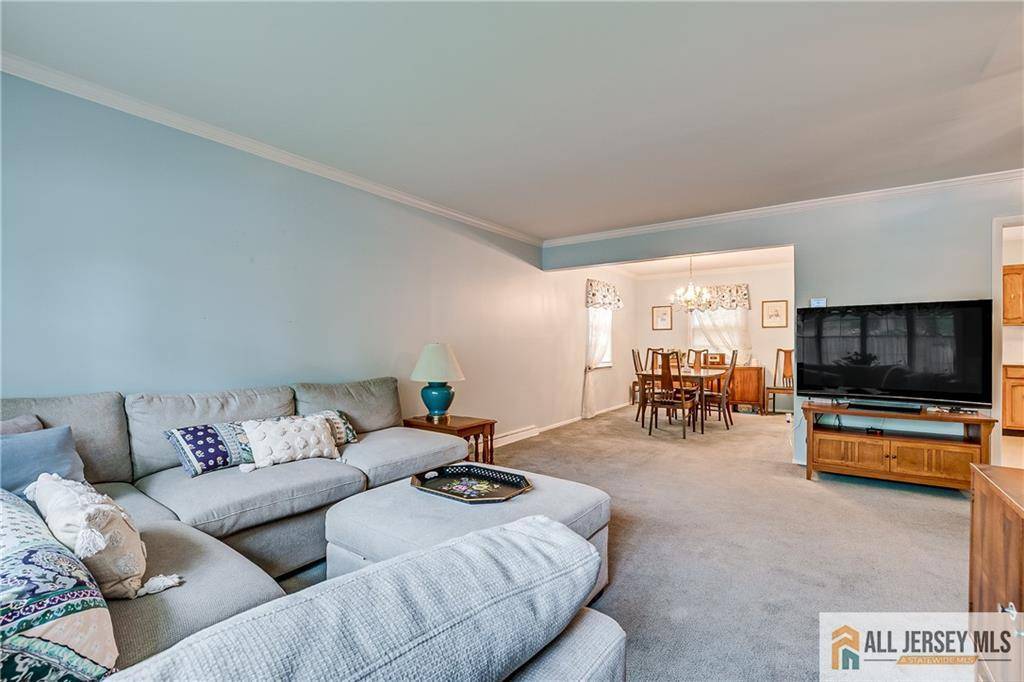 Edison, NJ 08837,33 Larchmont RD