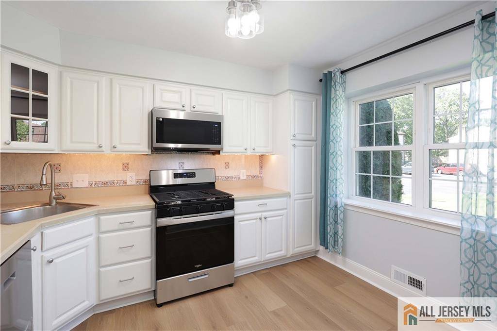 Edison, NJ 08817,416 Wallace ST #416