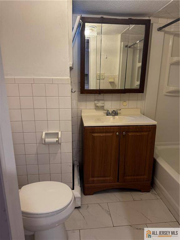 South Amboy, NJ 08879,280 Shoreland CIR