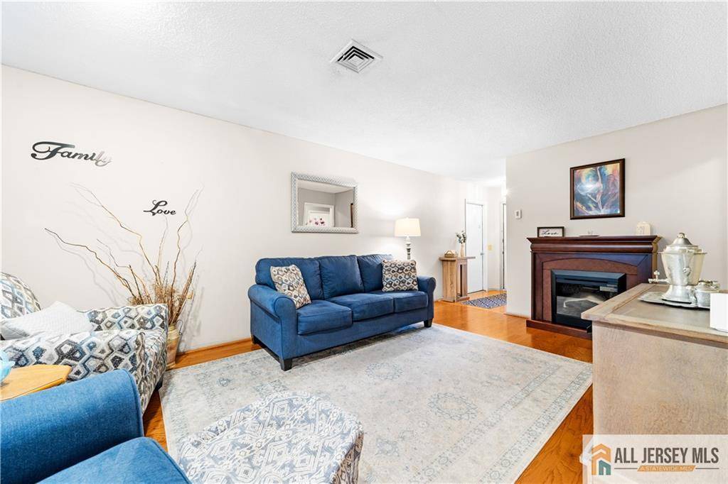 Monroe, NJ 08831,517 Hazen RD #B