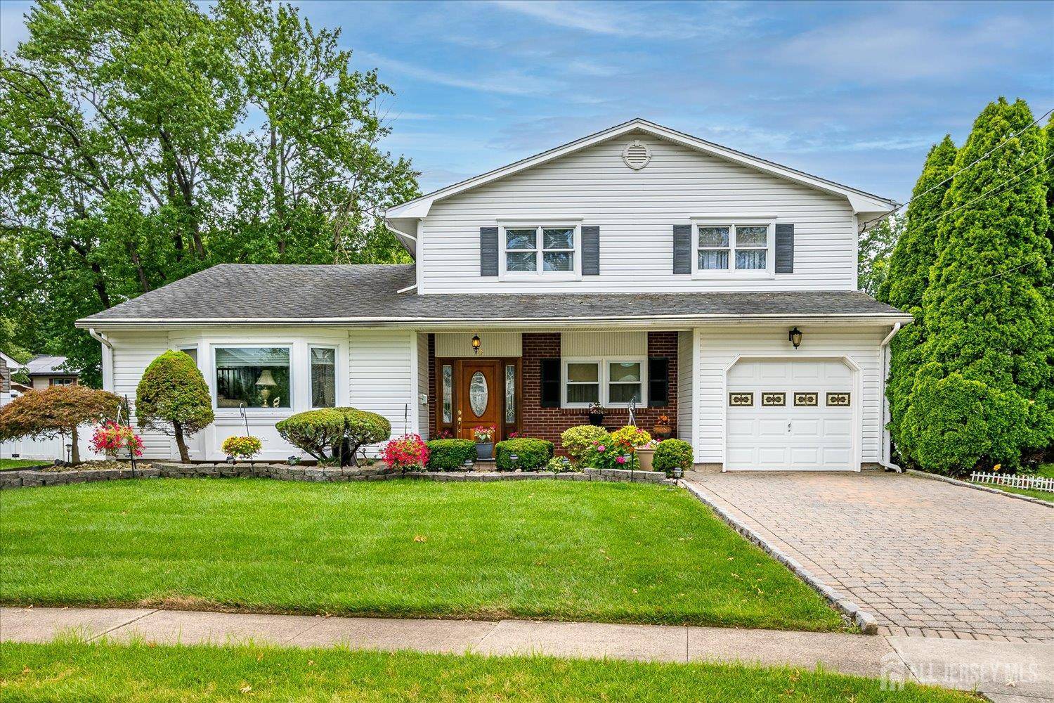 Colonia, NJ 07067,10 Rainbow DR