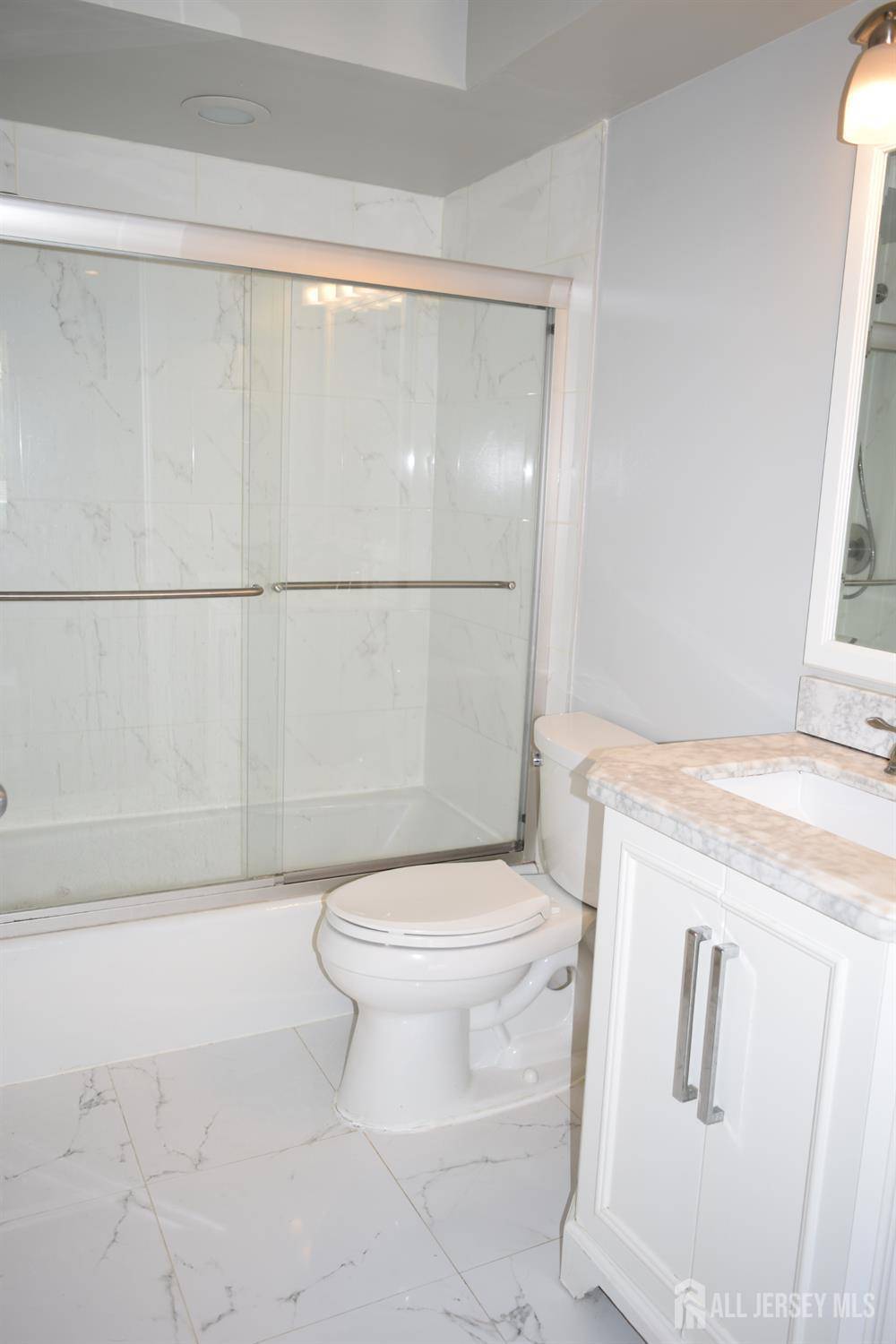 Edison, NJ 08817,1724 Waterford DR