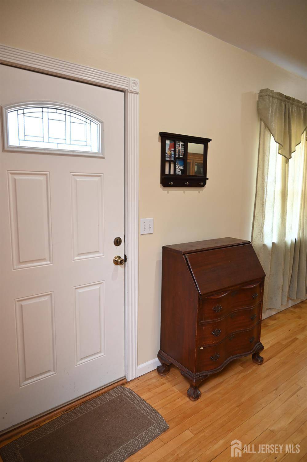 Edison, NJ 08817,6 Nancy CIR