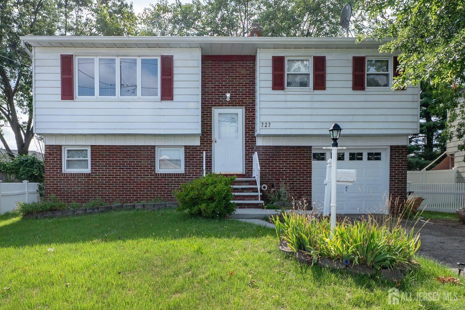 Avenel, NJ 07001,727 E Woodbridge AVE E