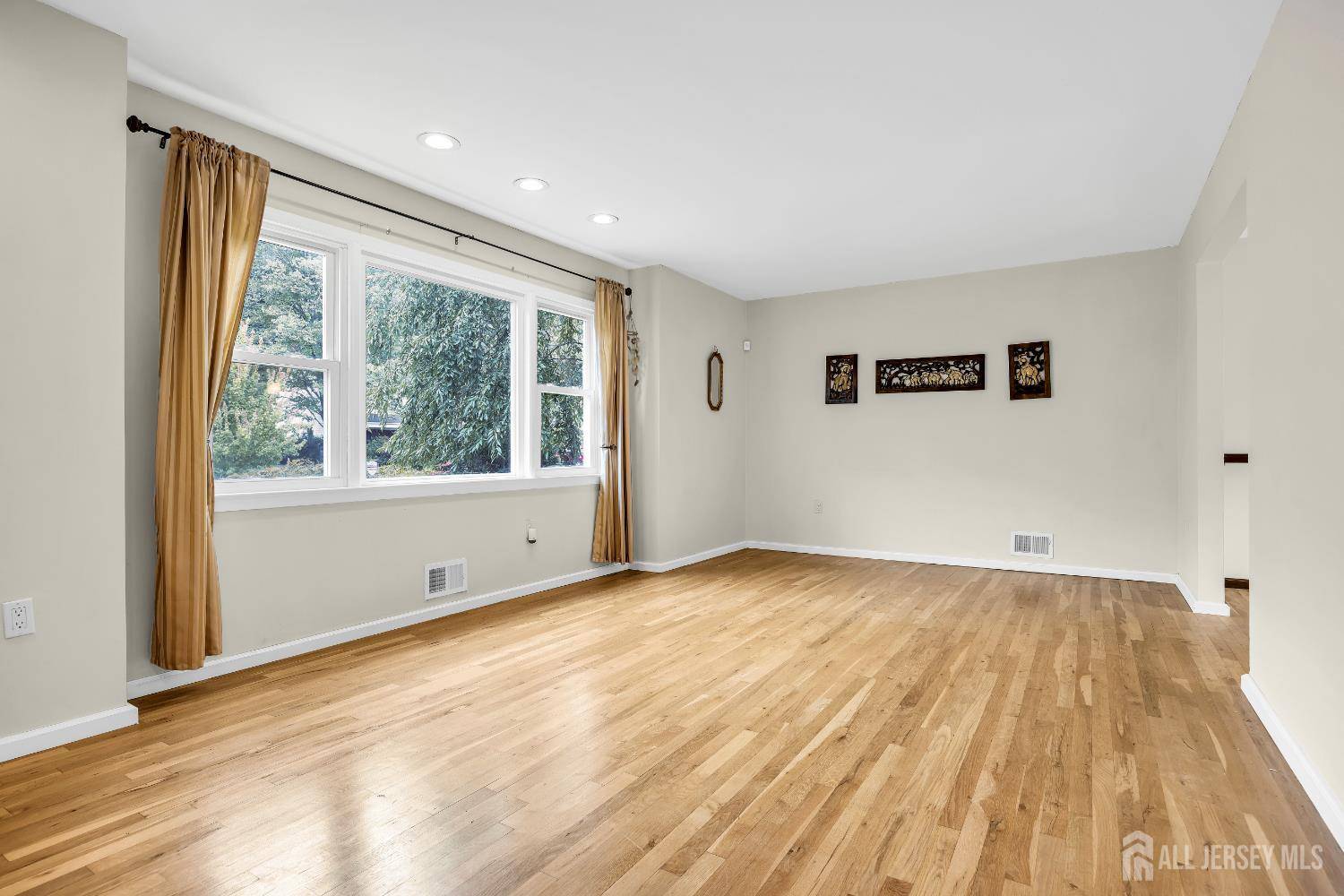 East Brunswick, NJ 08816,13 Francis RD