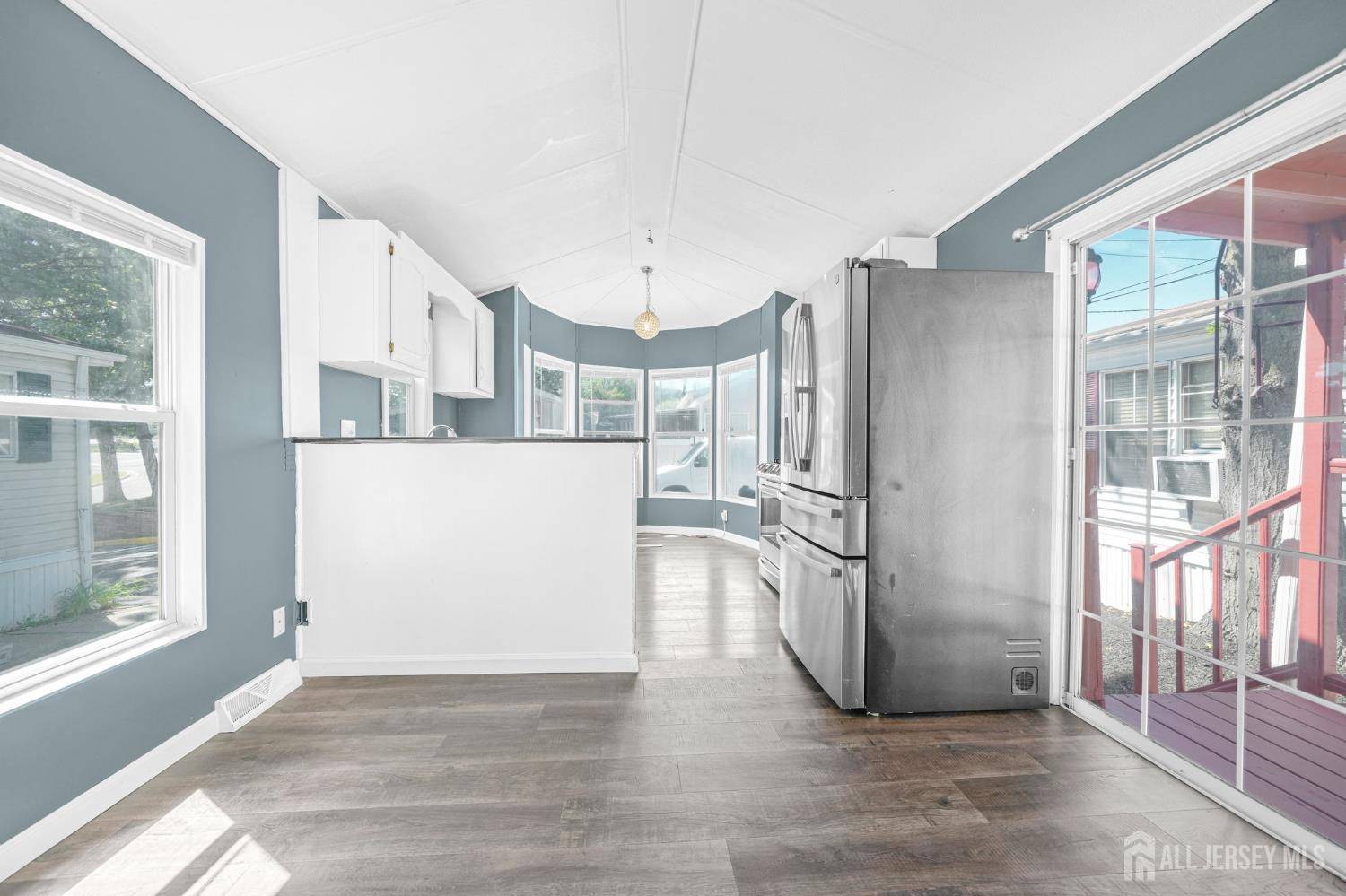 Edison, NJ 08817,2505 Woodbridge AVE #4L