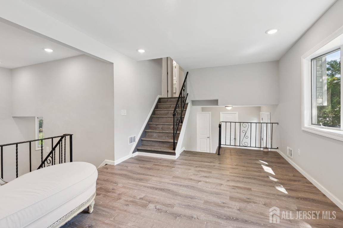 Edison, NJ 08817,5 Waverly DR E