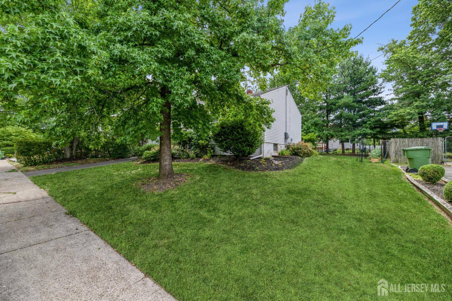 Edison, NJ 08817,28 Price DR