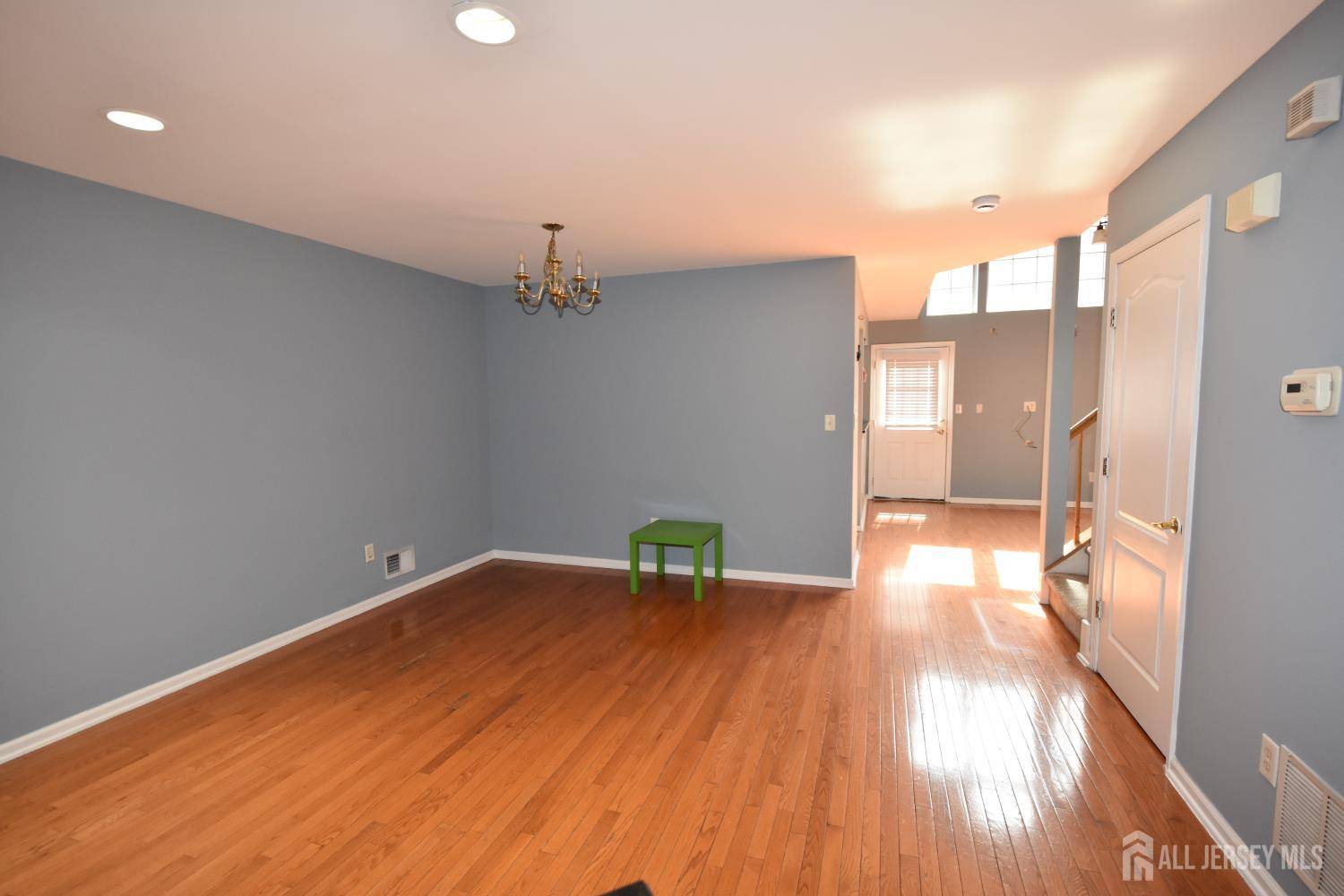 North Brunswick, NJ 08902,24 Hawthorne RD