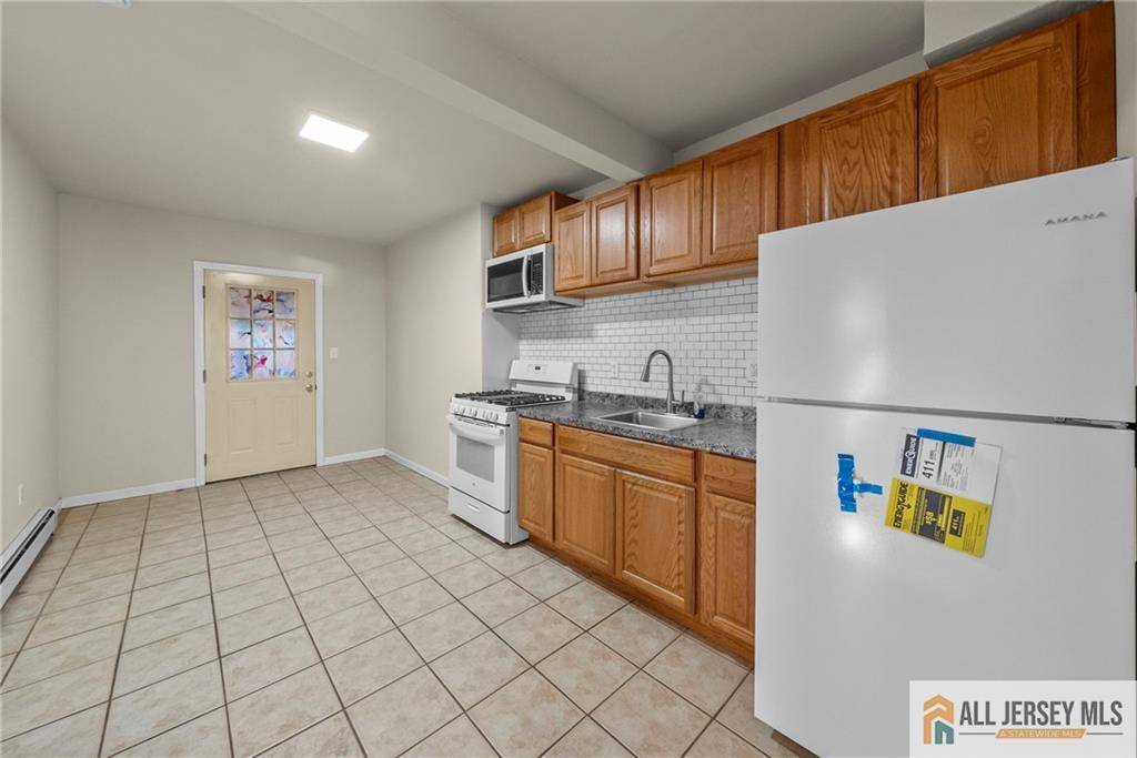 Edison, NJ 08817,2102 Woodbridge AVE #2