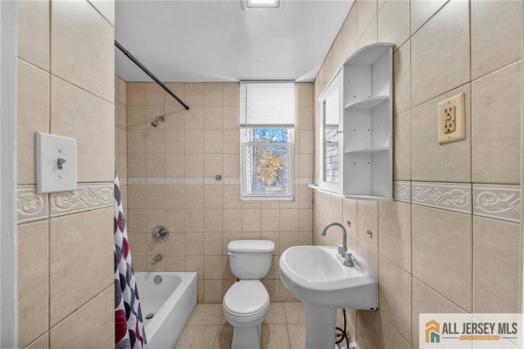 Edison, NJ 08817,2102 Woodbridge AVE #2