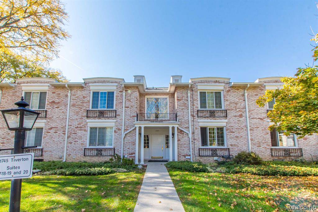 Bloomfield Hills, MI 48304 2367,1745 TIVERTON Road