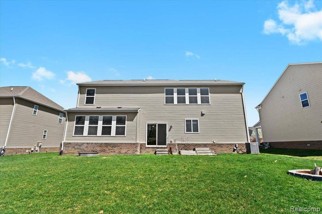 South Lyon, MI 48178 8313,59187 PETERS BARN Drive