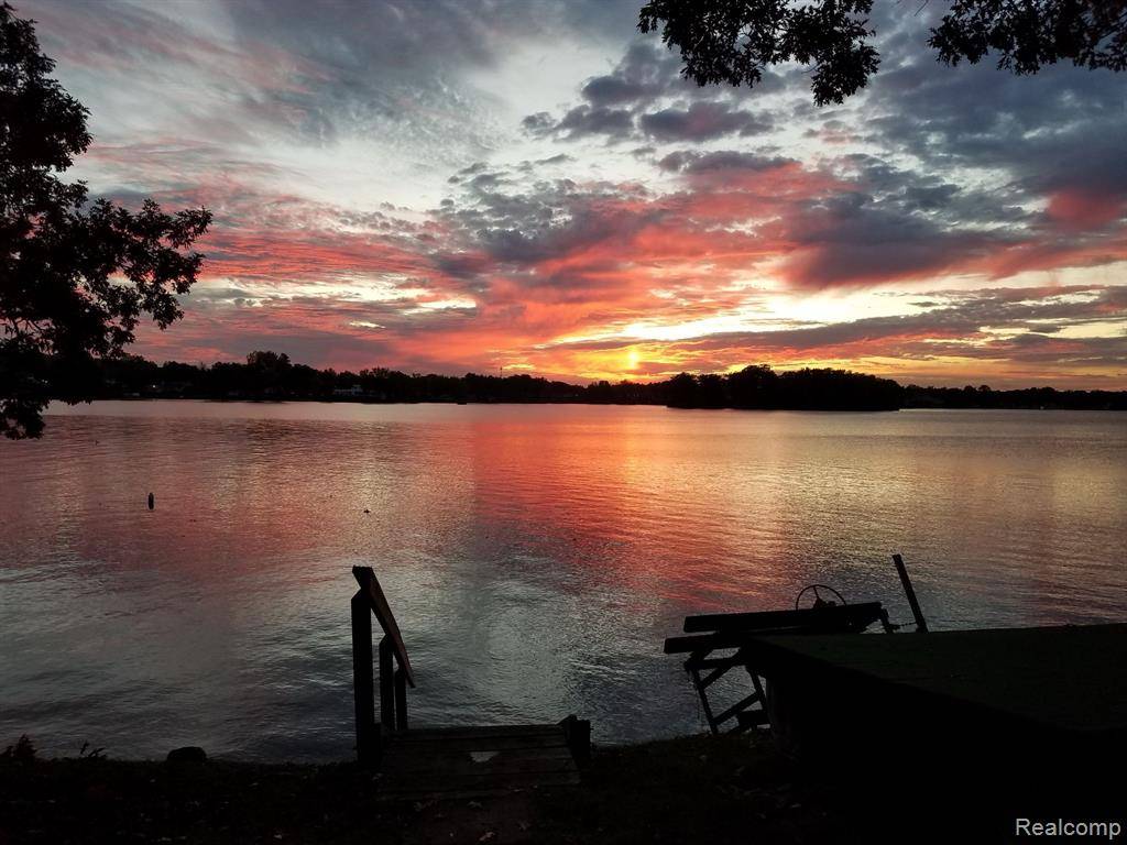 White Lake, MI 48383 1746,2305 RIDGE Road