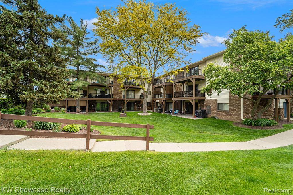 Walled Lake, MI 48390 3313,895 S PONTIAC Trail