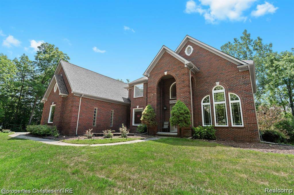 Farmington, MI 48335 4830,21232 Hetke Drive