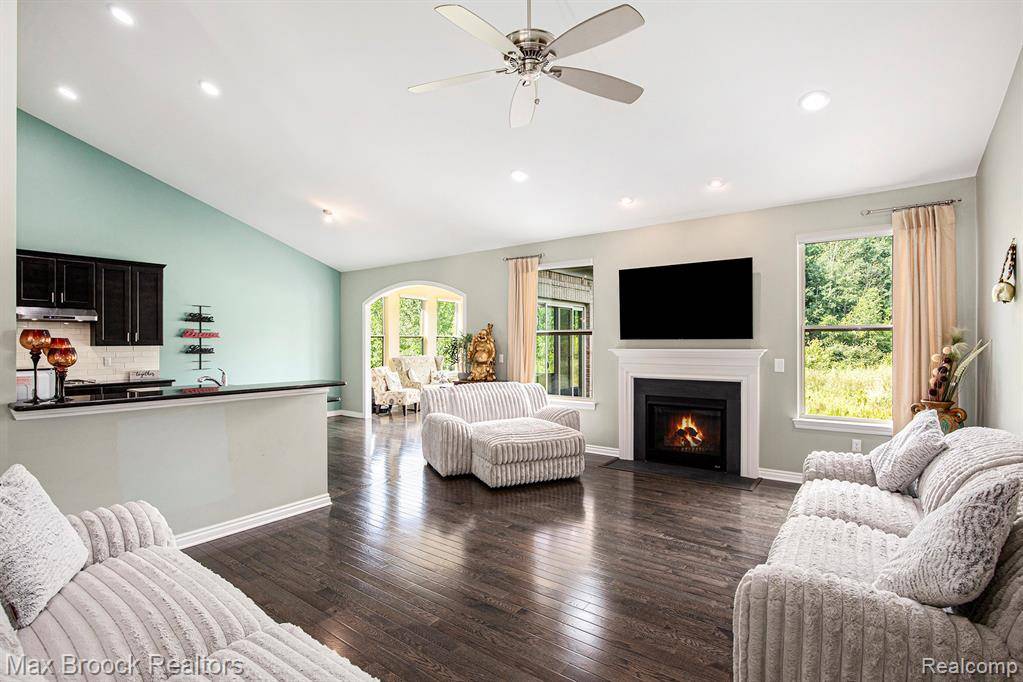 South Lyon, MI 48178 1984,23395 Stoneleigh Court