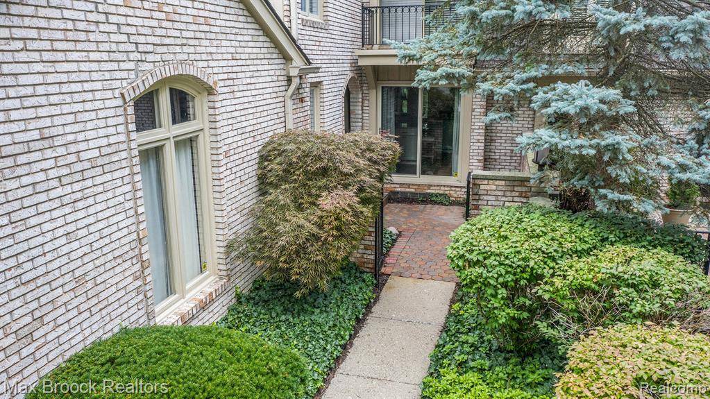 Bloomfield Hills, MI 48304 1240,1337 Knollcrest Circle