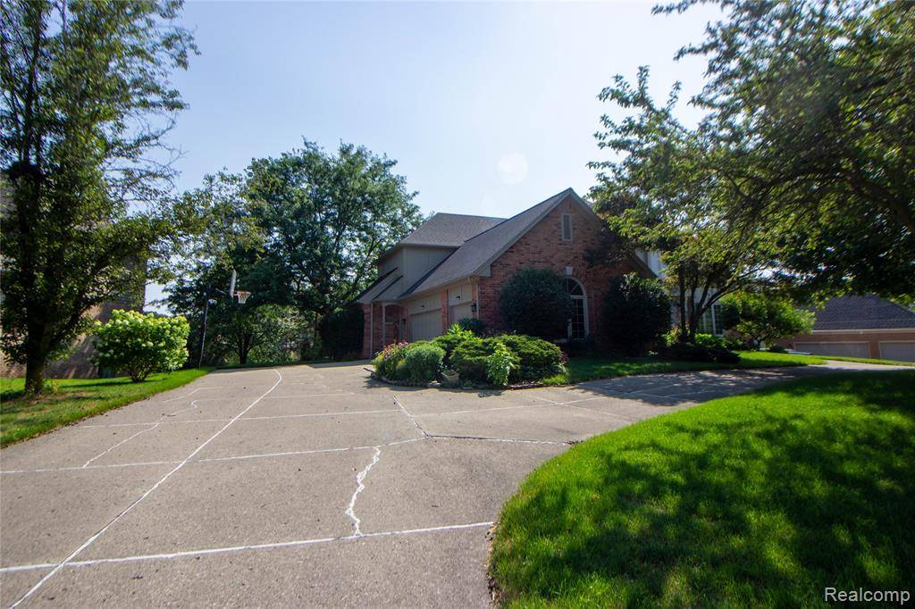 Bloomfield Hills, MI 48304 1862,3066 Woodcreek Way