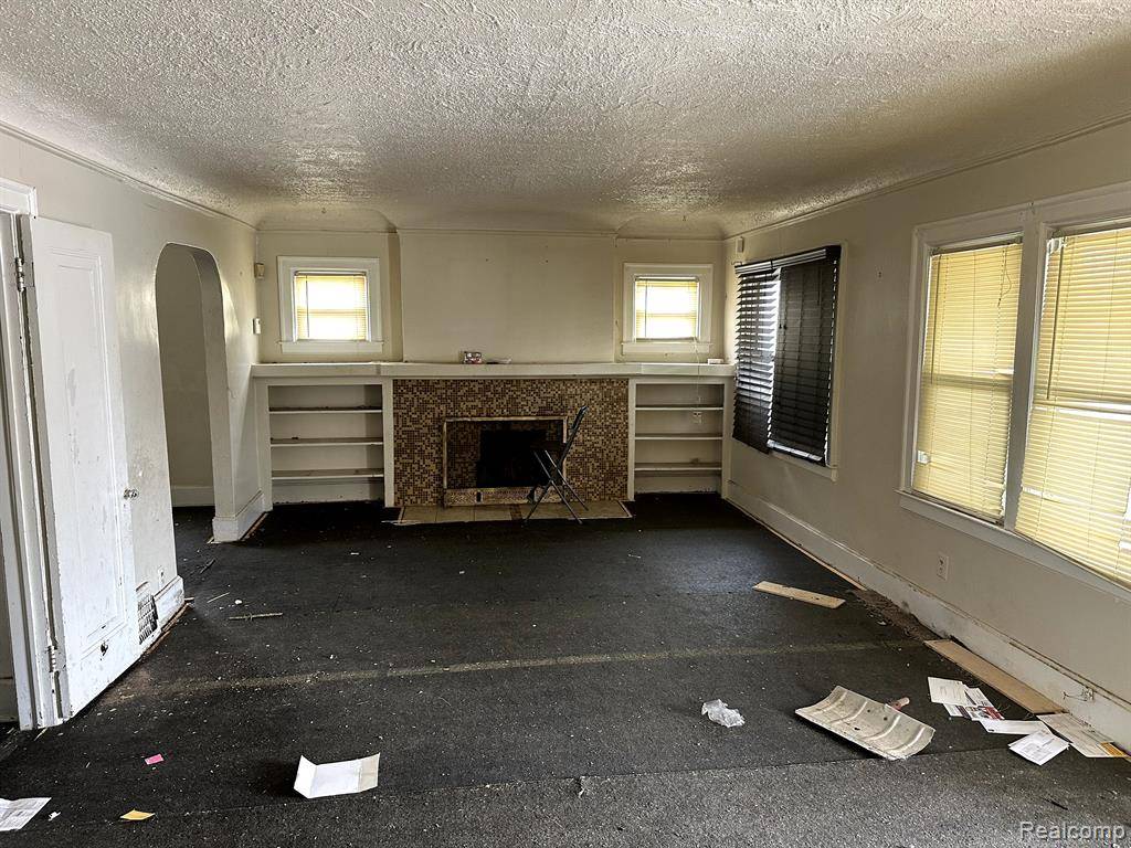 Pontiac, MI 48341 1522,671 W HURON Street