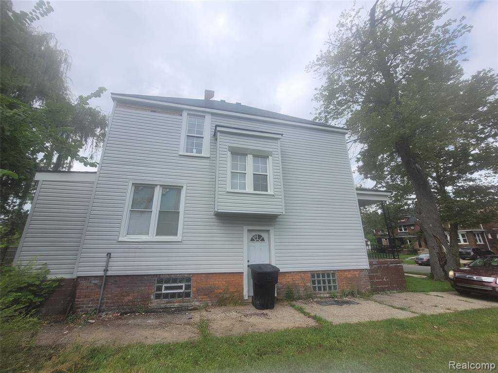 Detroit, MI 48214 2113,3439 Cadillac Boulevard