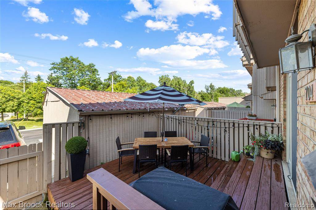 Rochester Hills, MI 48307 1046,704 Oak Brook Ridge Drive