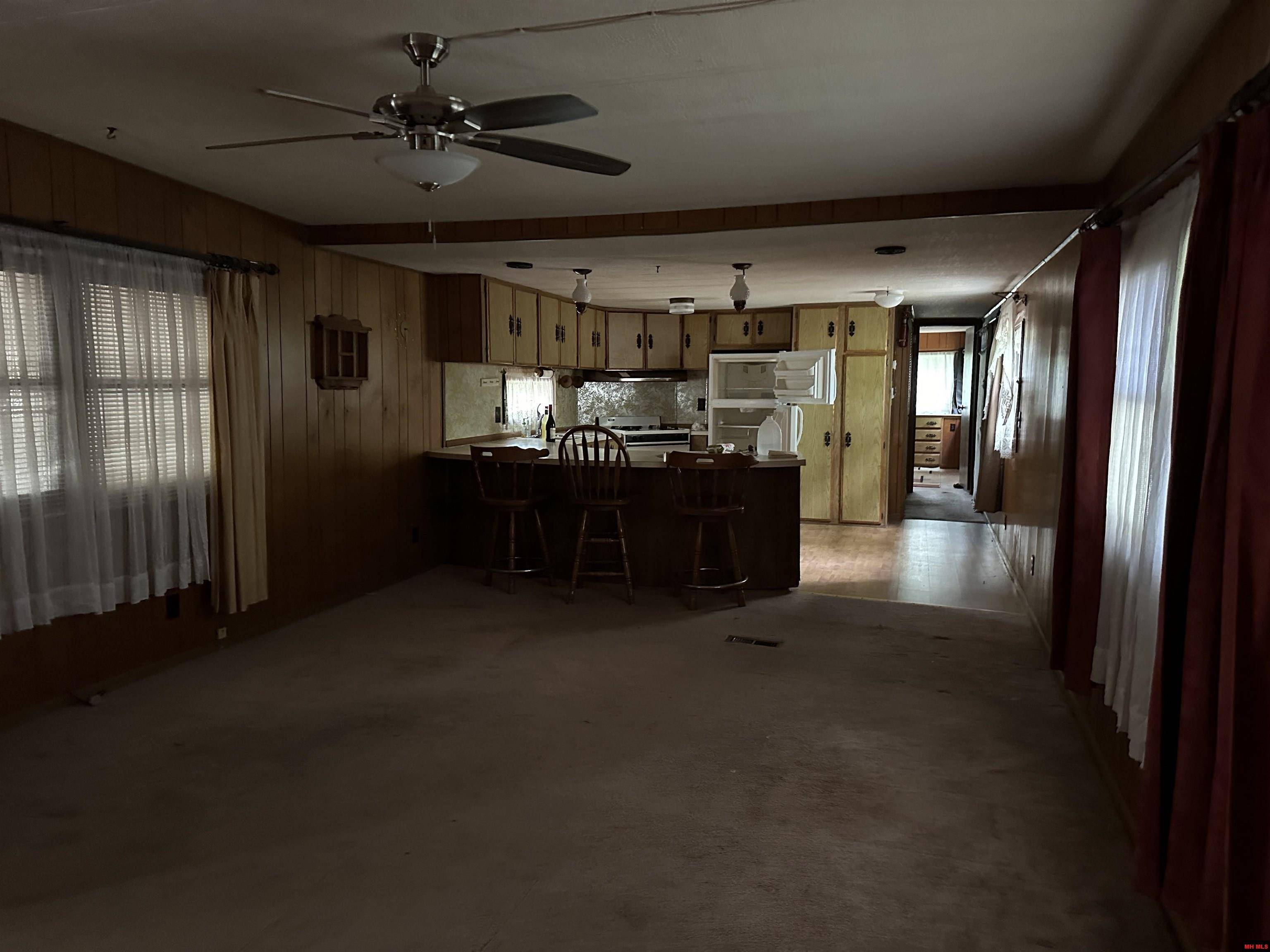 Bull Shoals, AR 72619,105 HICKORY STREET