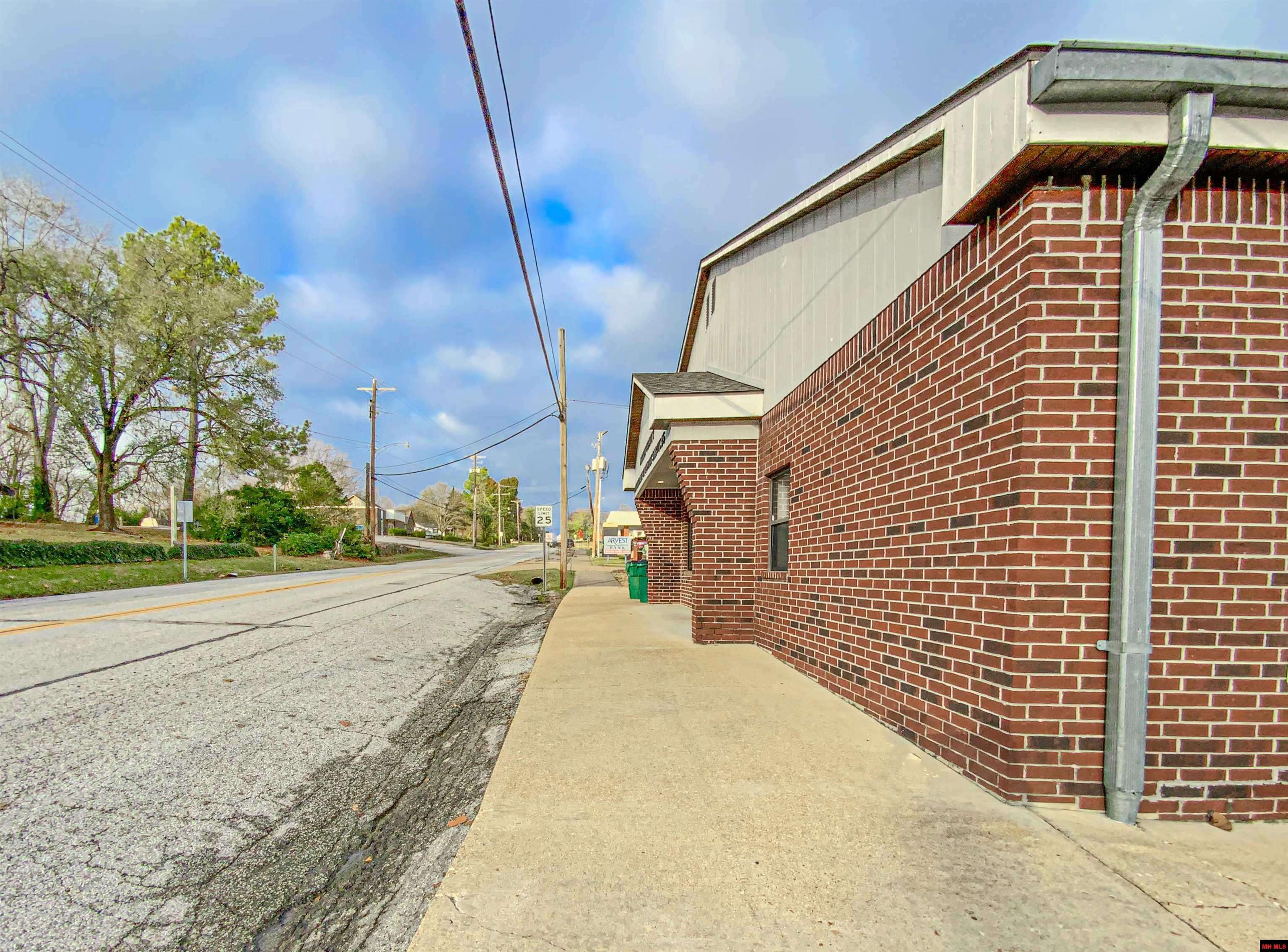 Yellville, AR 72687,114 E OLD MAIN STREET