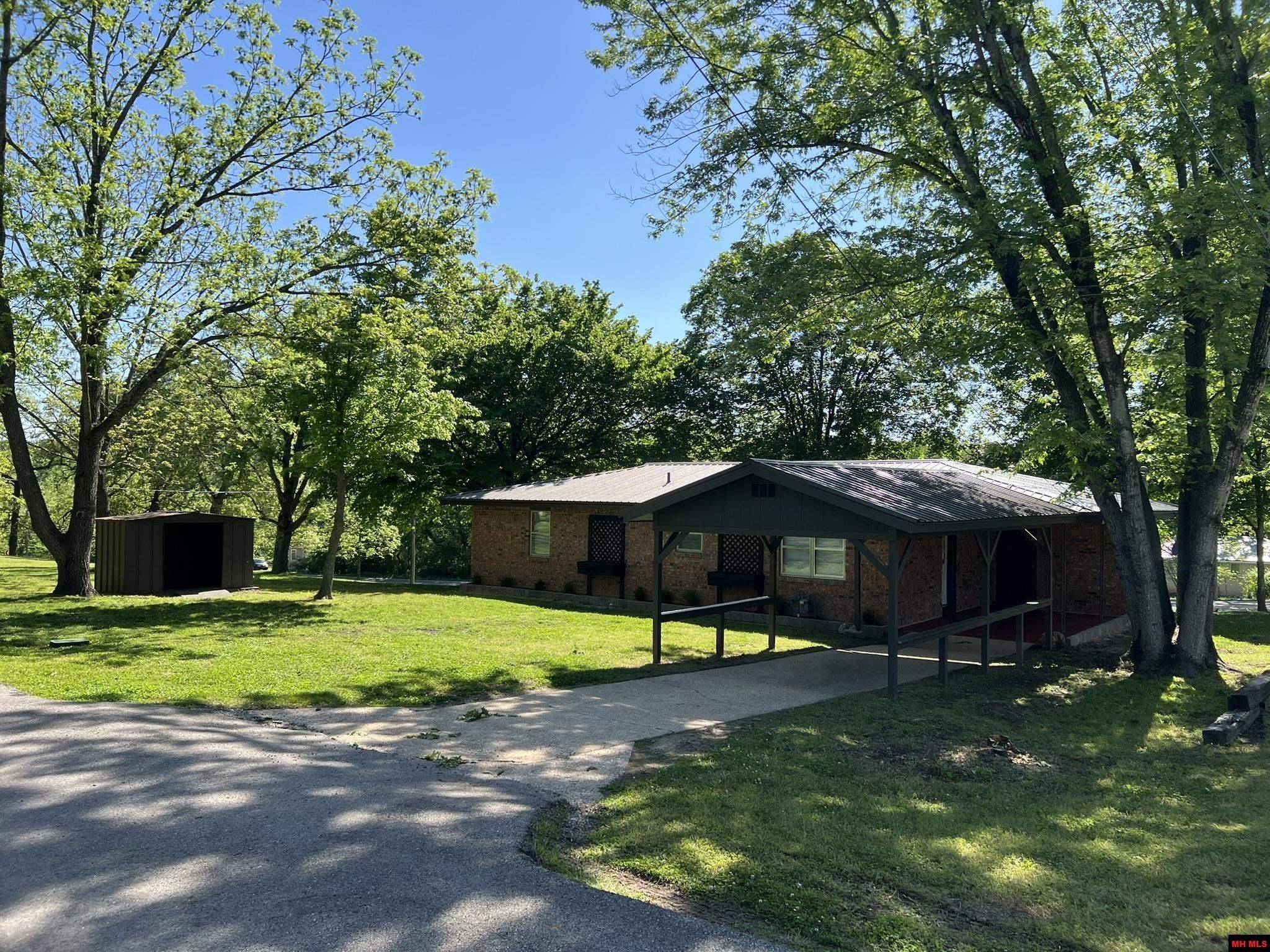 Yellville, AR 72687,909 N PANTHER AVENUE