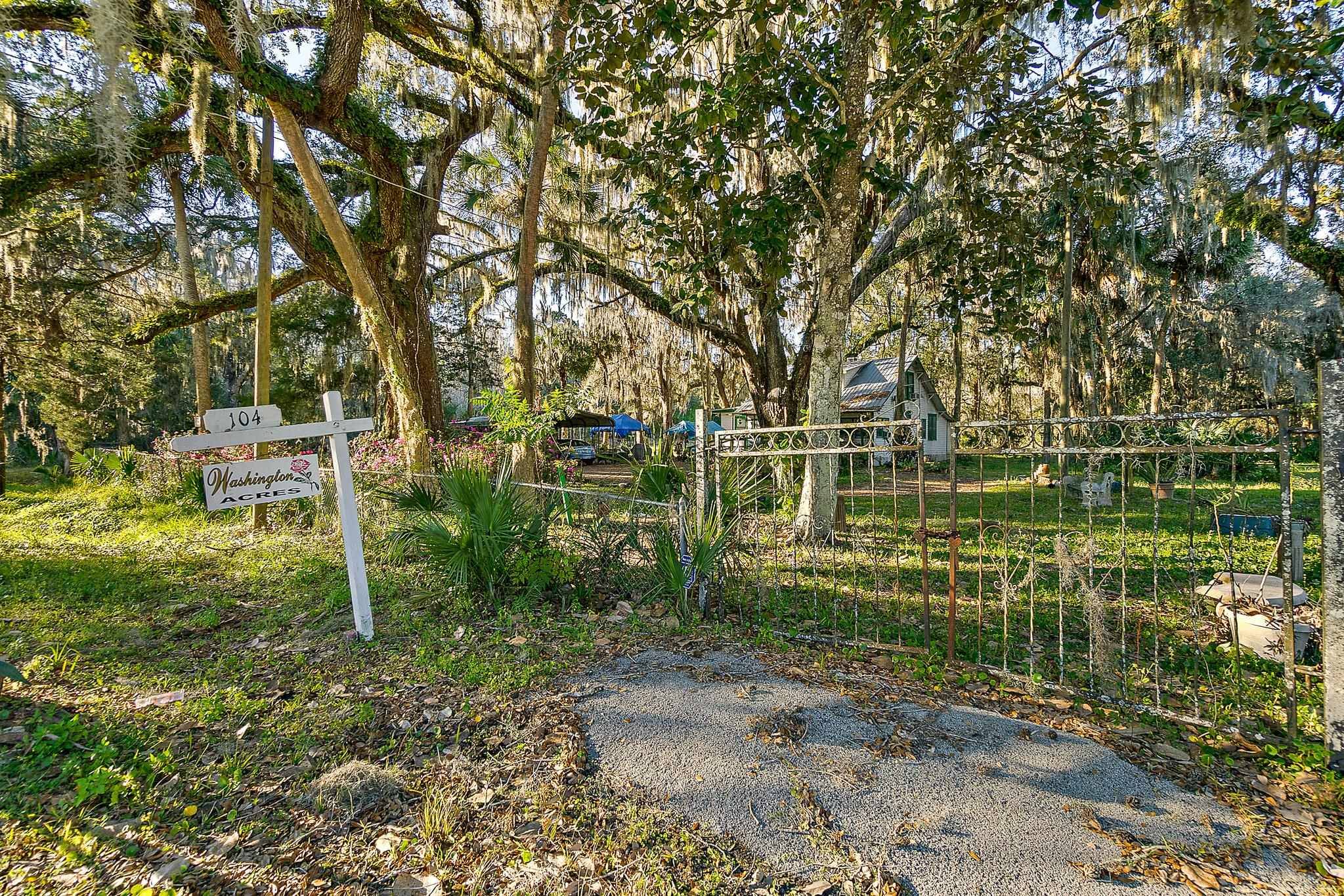 East Palatka, FL 32131,104 W Louis Broer Road