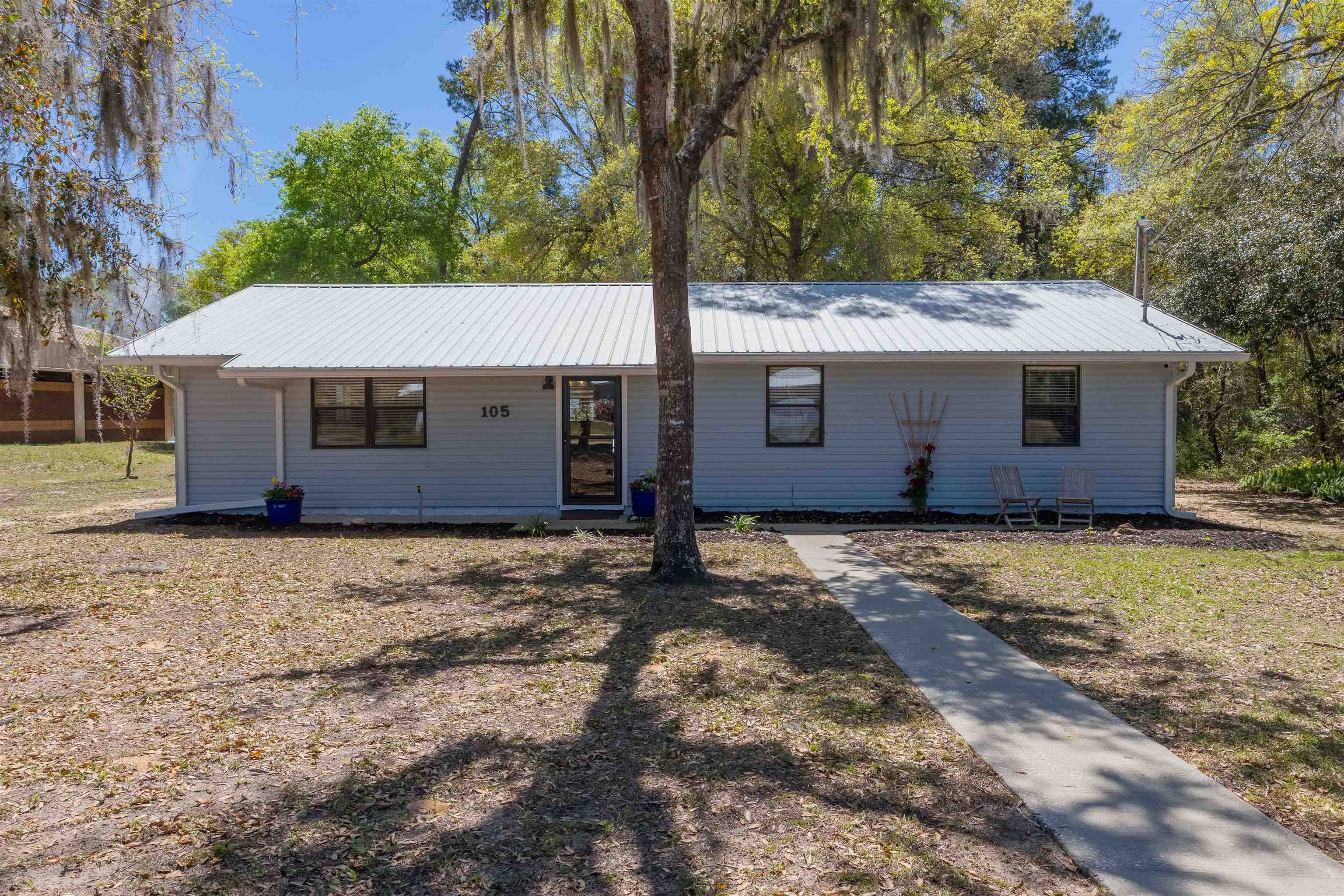Interlachen, FL 32148,105 Orange St