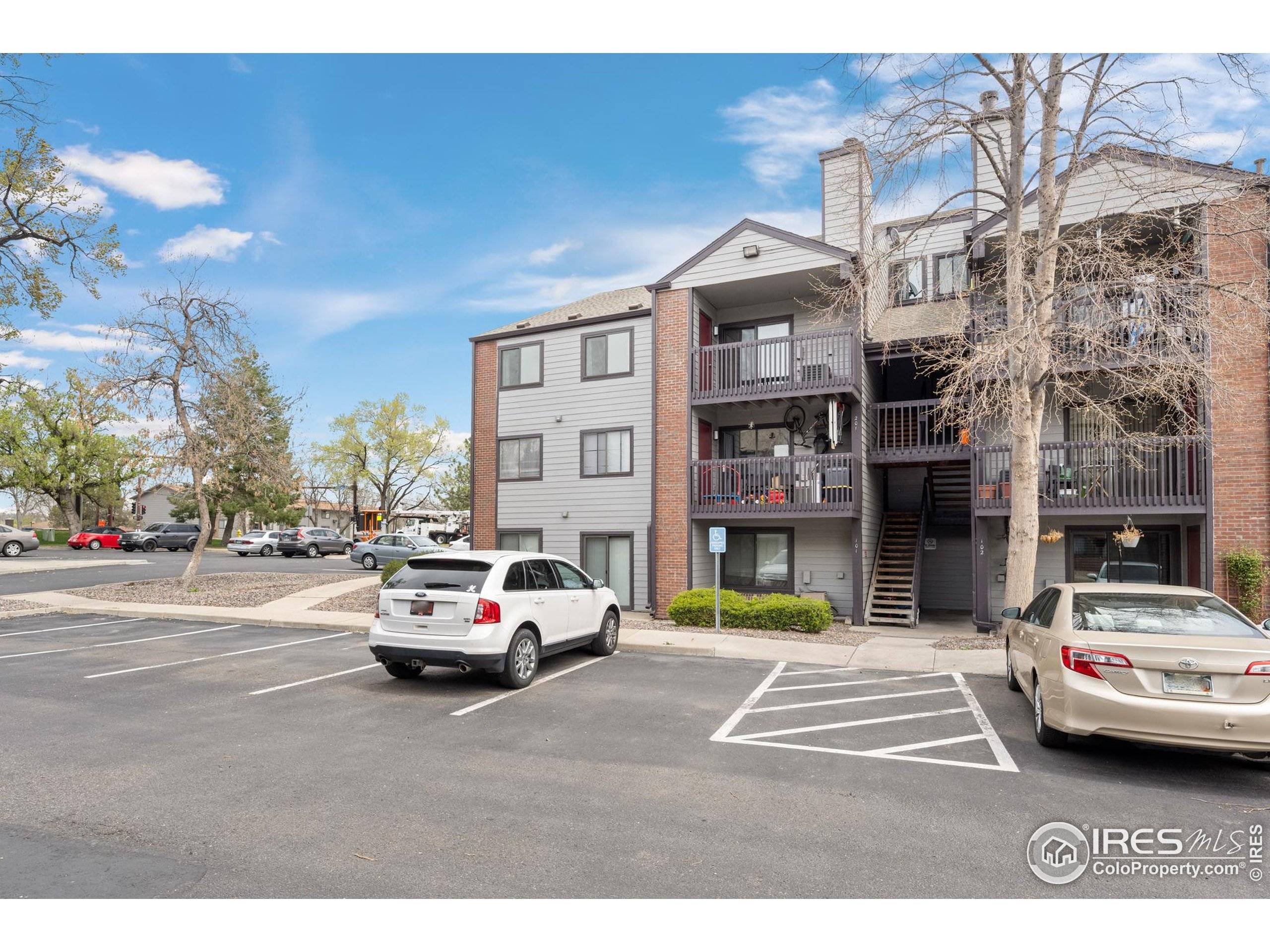 Arvada, CO 80004,6385 Oak St #301