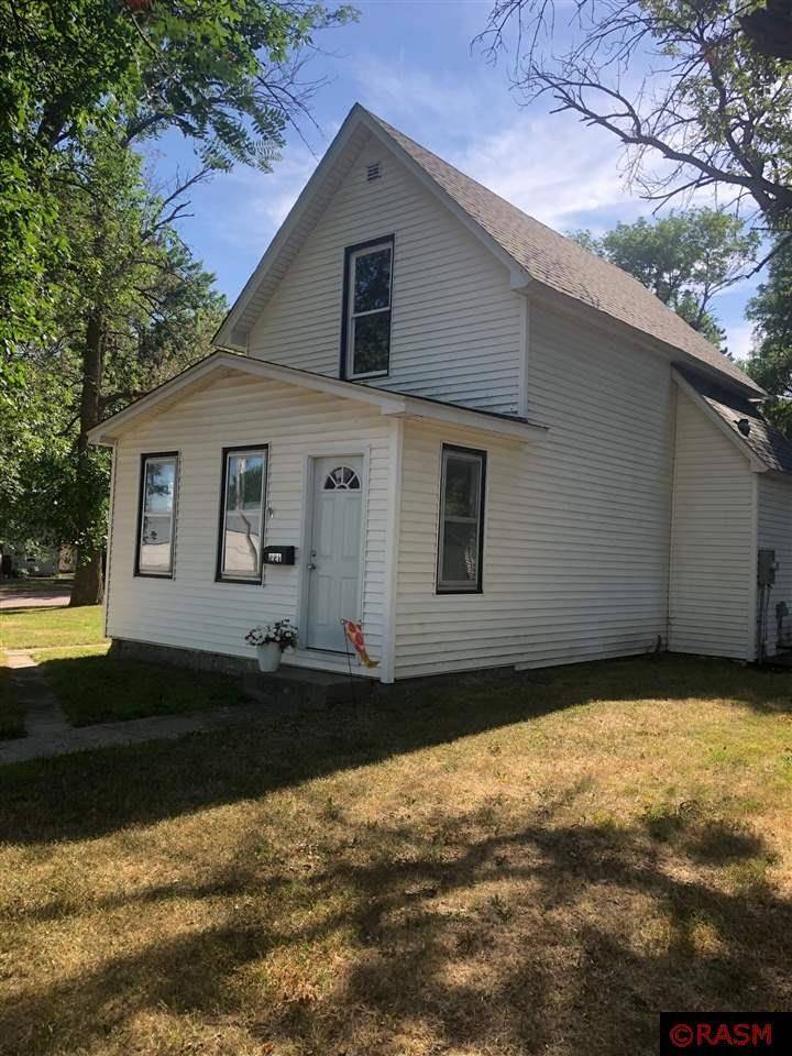 Madelia, MN 56062,221 SW Benzel Avenue