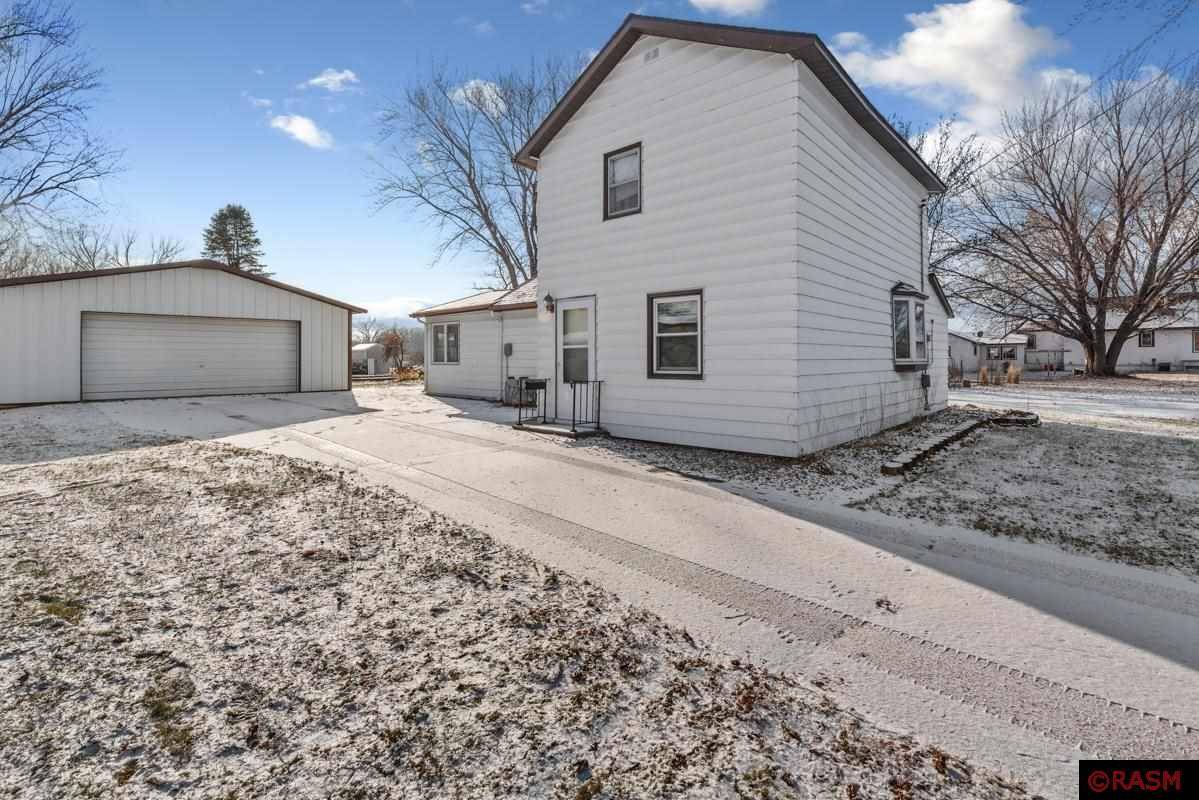 Madelia, MN 56062,16 SE 5th Street