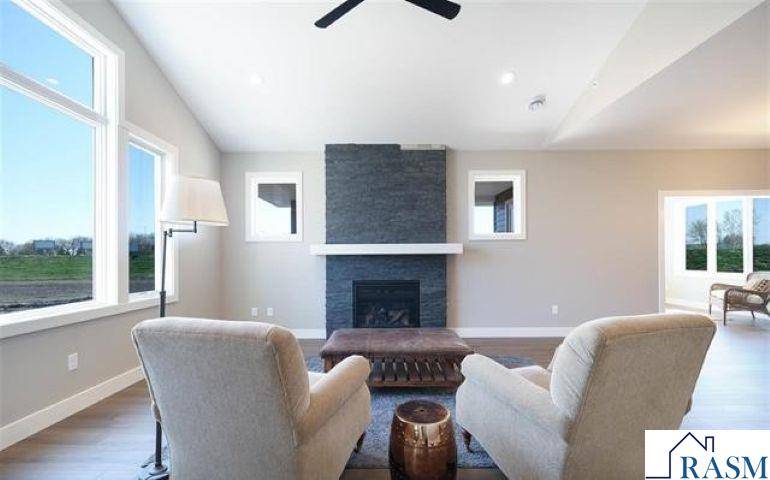 Mankato, MN 56001,1042 Saba