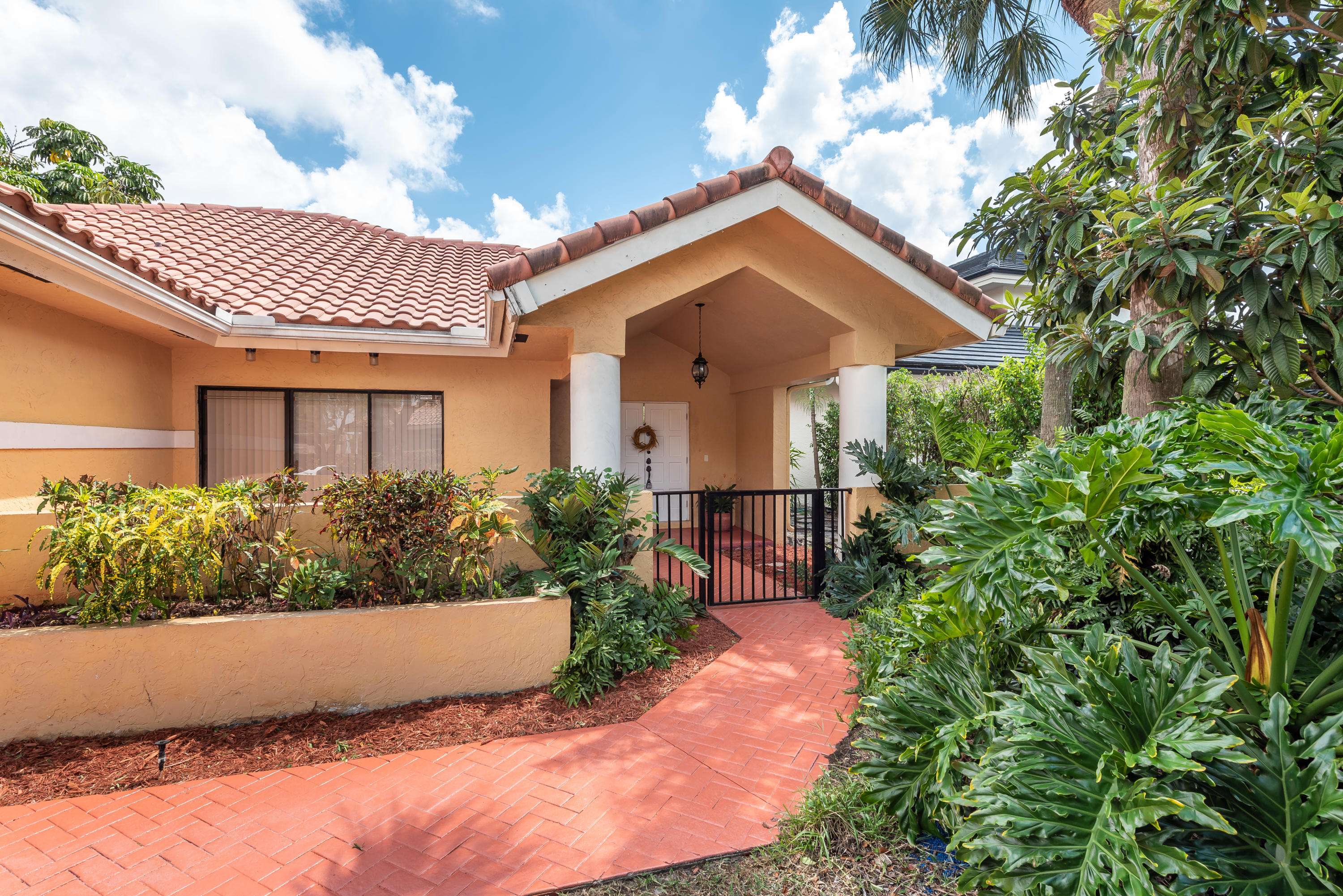 Plantation, FL 33324,820 SW 87th TER