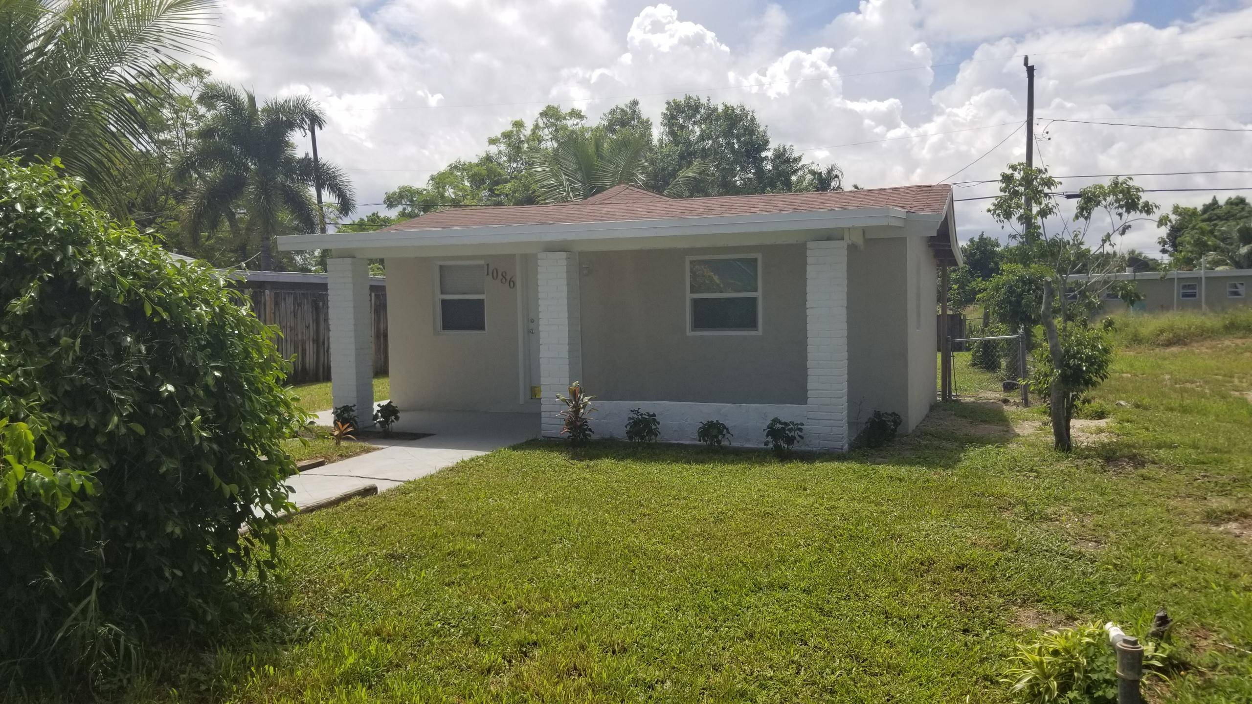 Lantana, FL 33462,1086 Highview RD