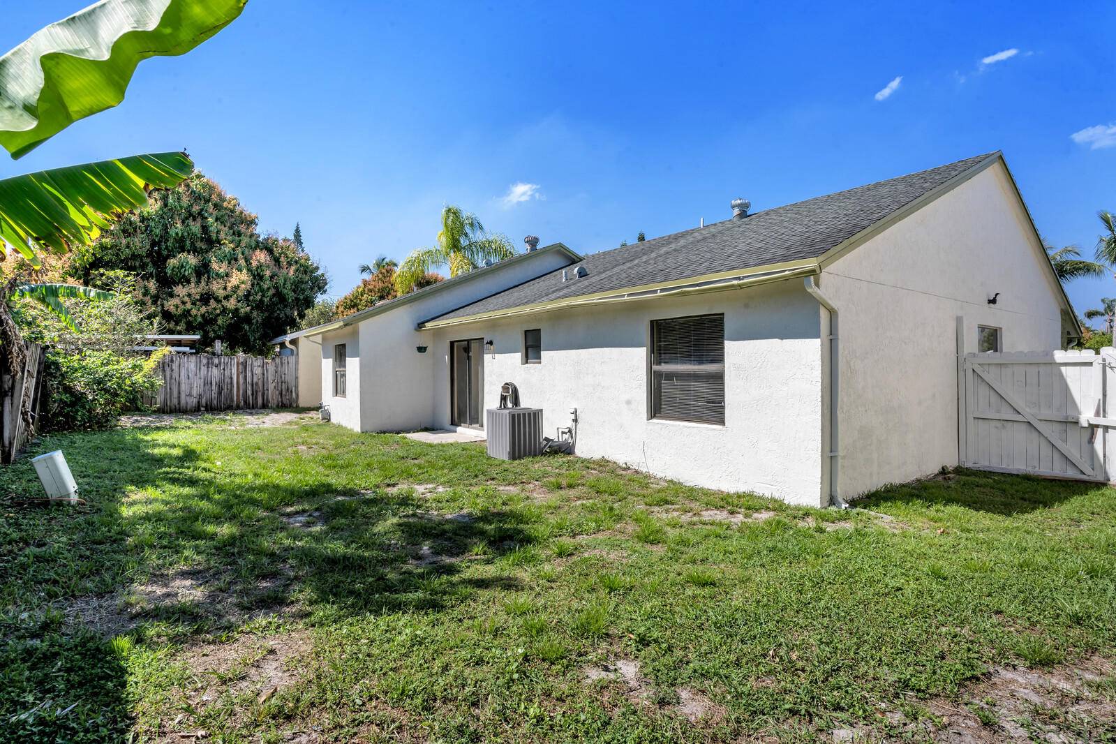 Lake Worth, FL 33463,5976 Corson PL