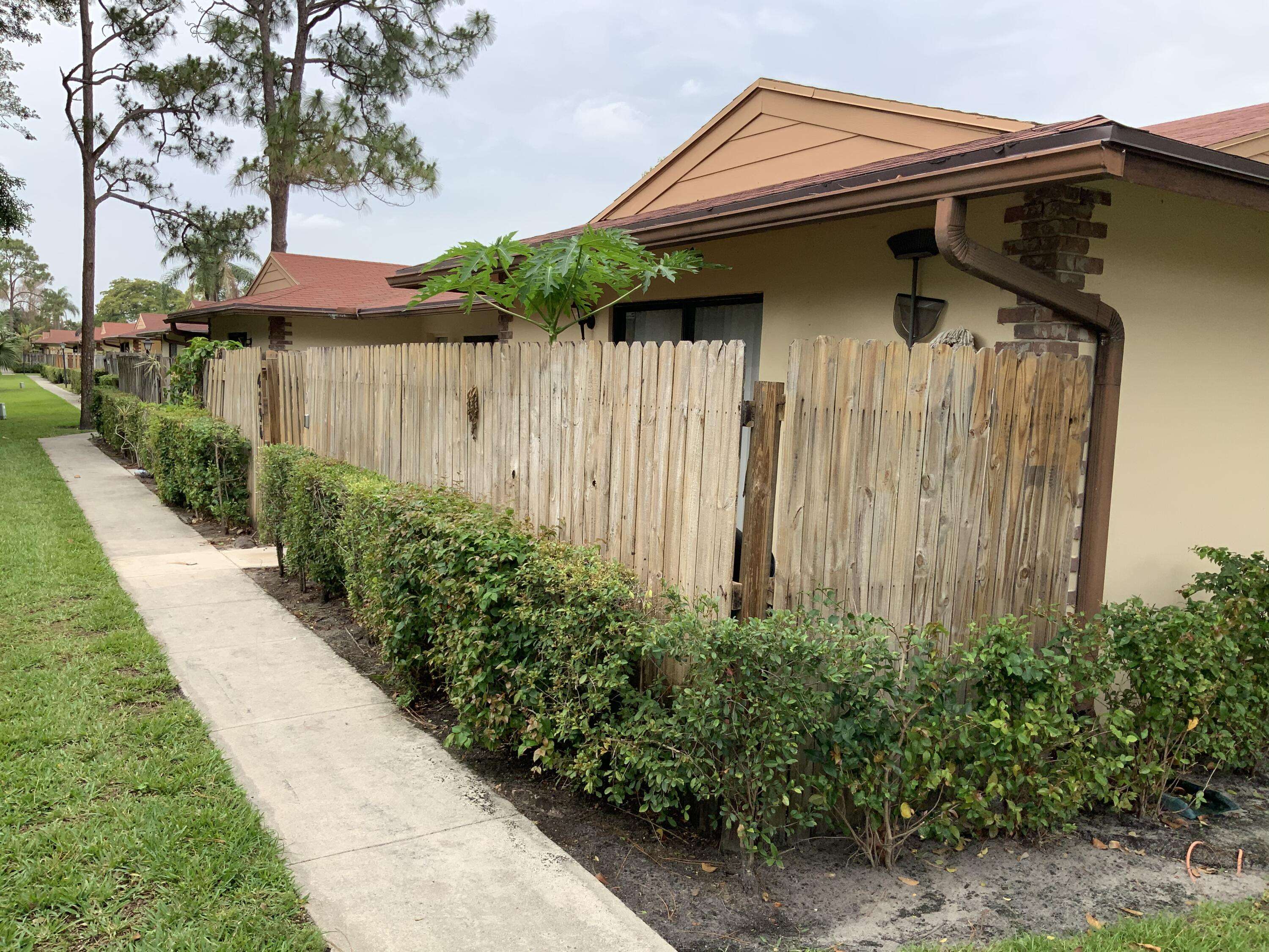 West Palm Beach, FL 33409,4296 Woodstock DR D