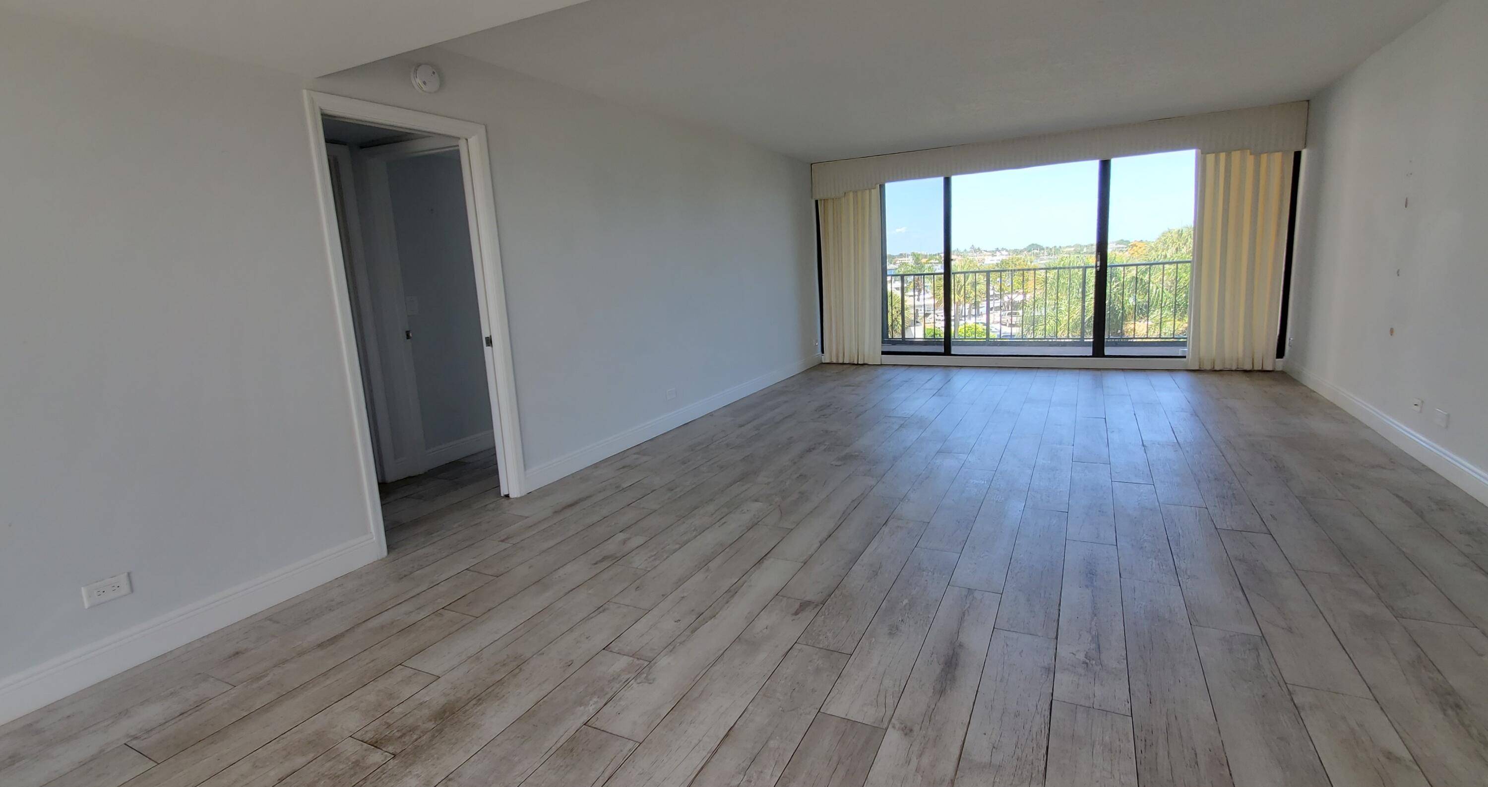 North Palm Beach, FL 33408,136 Lakeshore DR 410