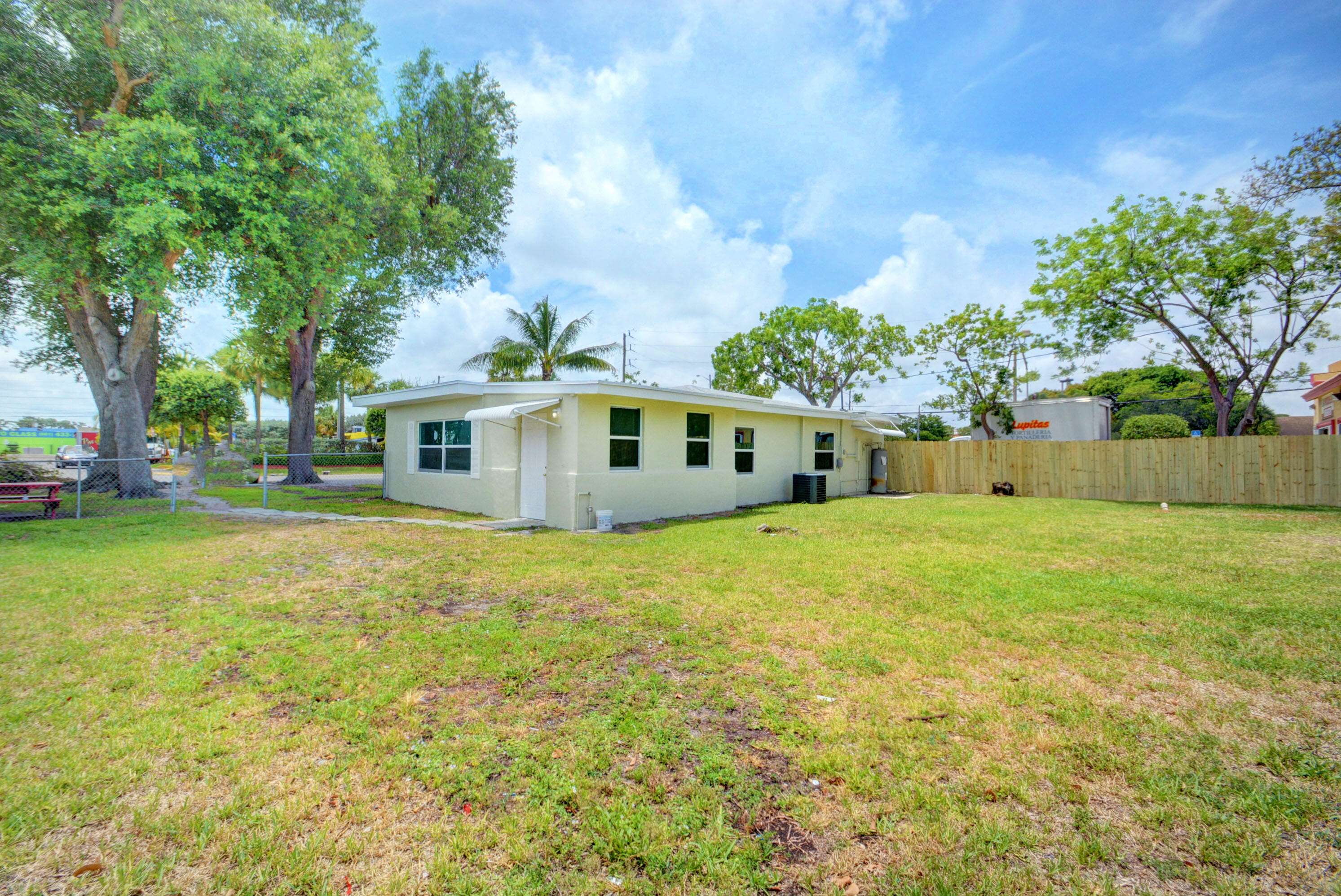 Lake Worth, FL 33461,8 S Price ST