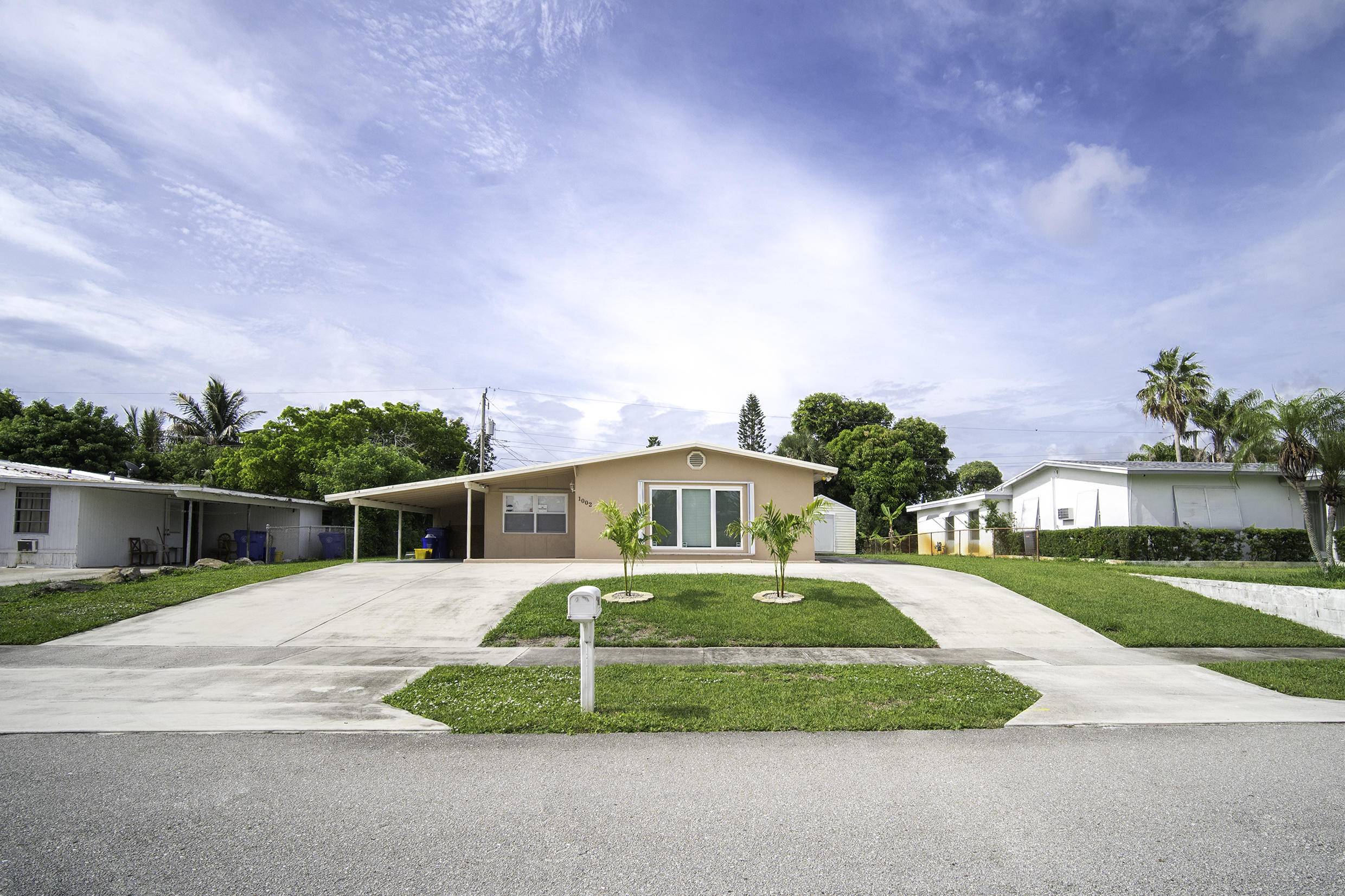 Lantana, FL 33462,1002 W Broward ST