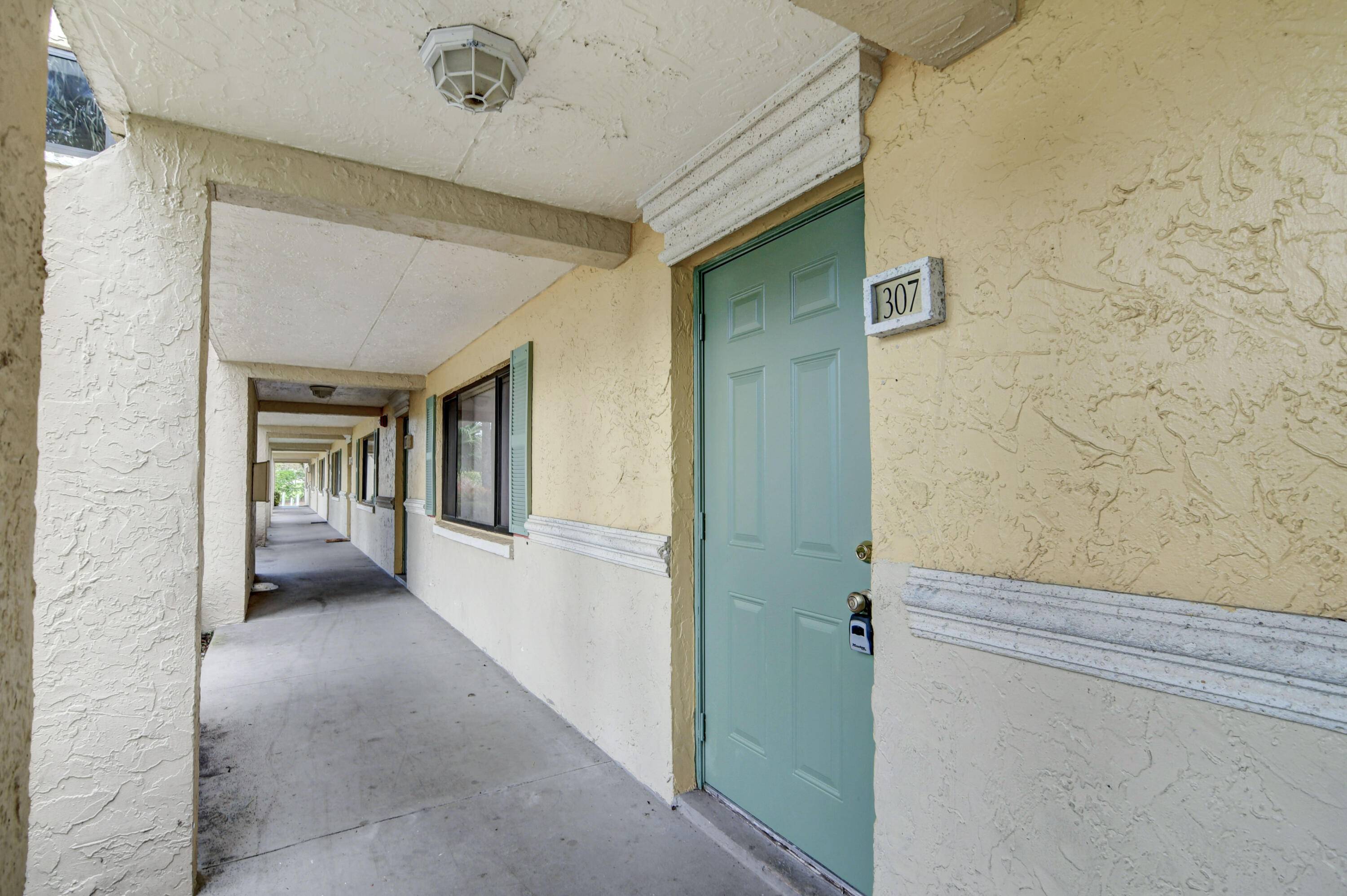 Boynton Beach, FL 33436,307 Meadows CIR