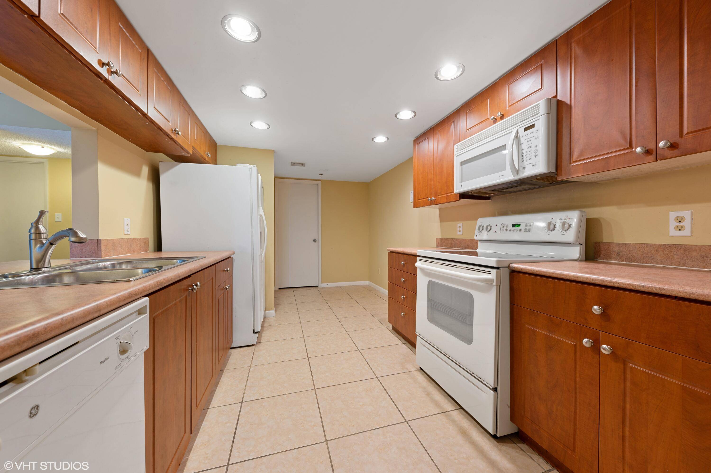 Delray Beach, FL 33444,2025 Lavers CIR D208