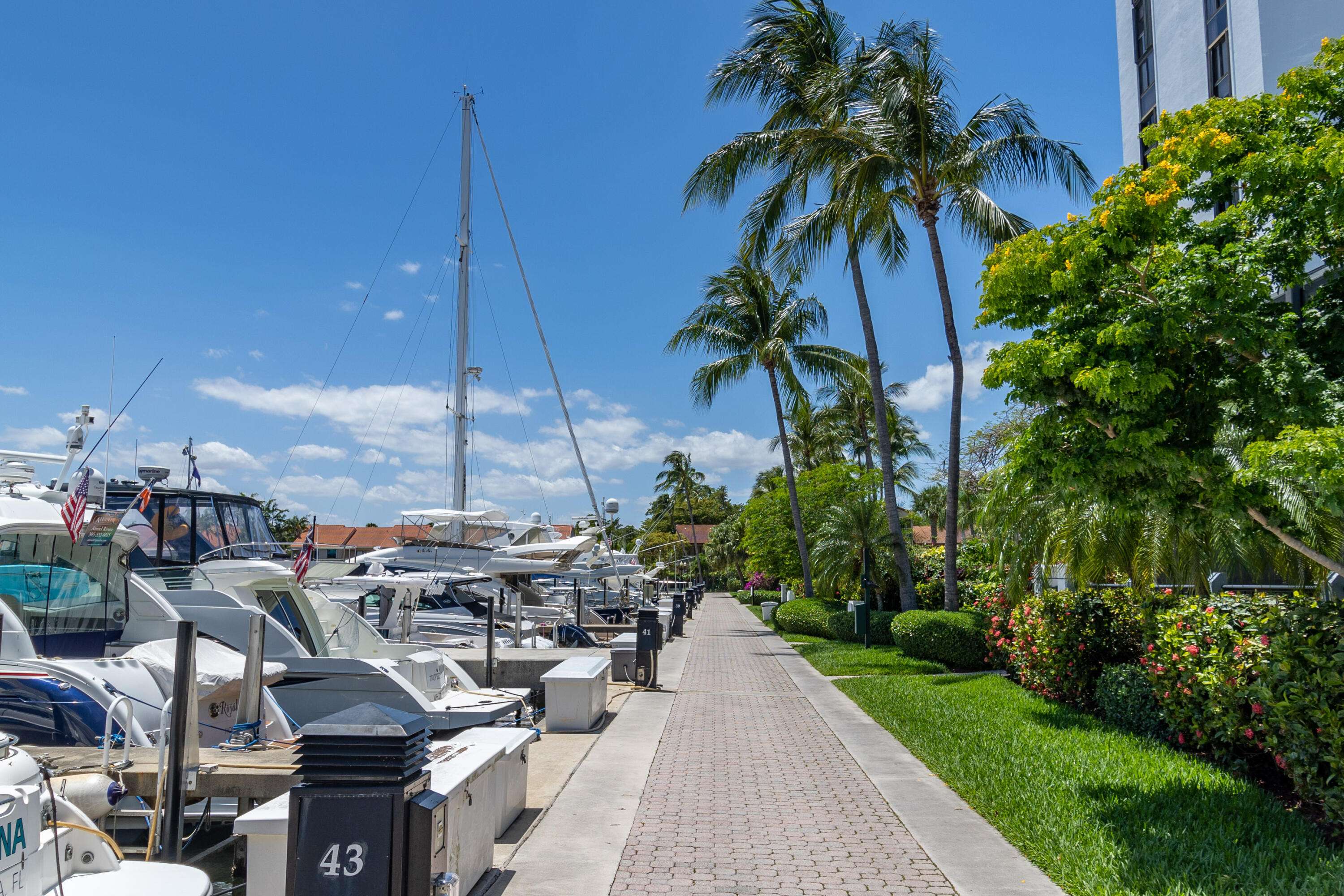 Aventura, FL 33180,3640 Yacht Club DR 707