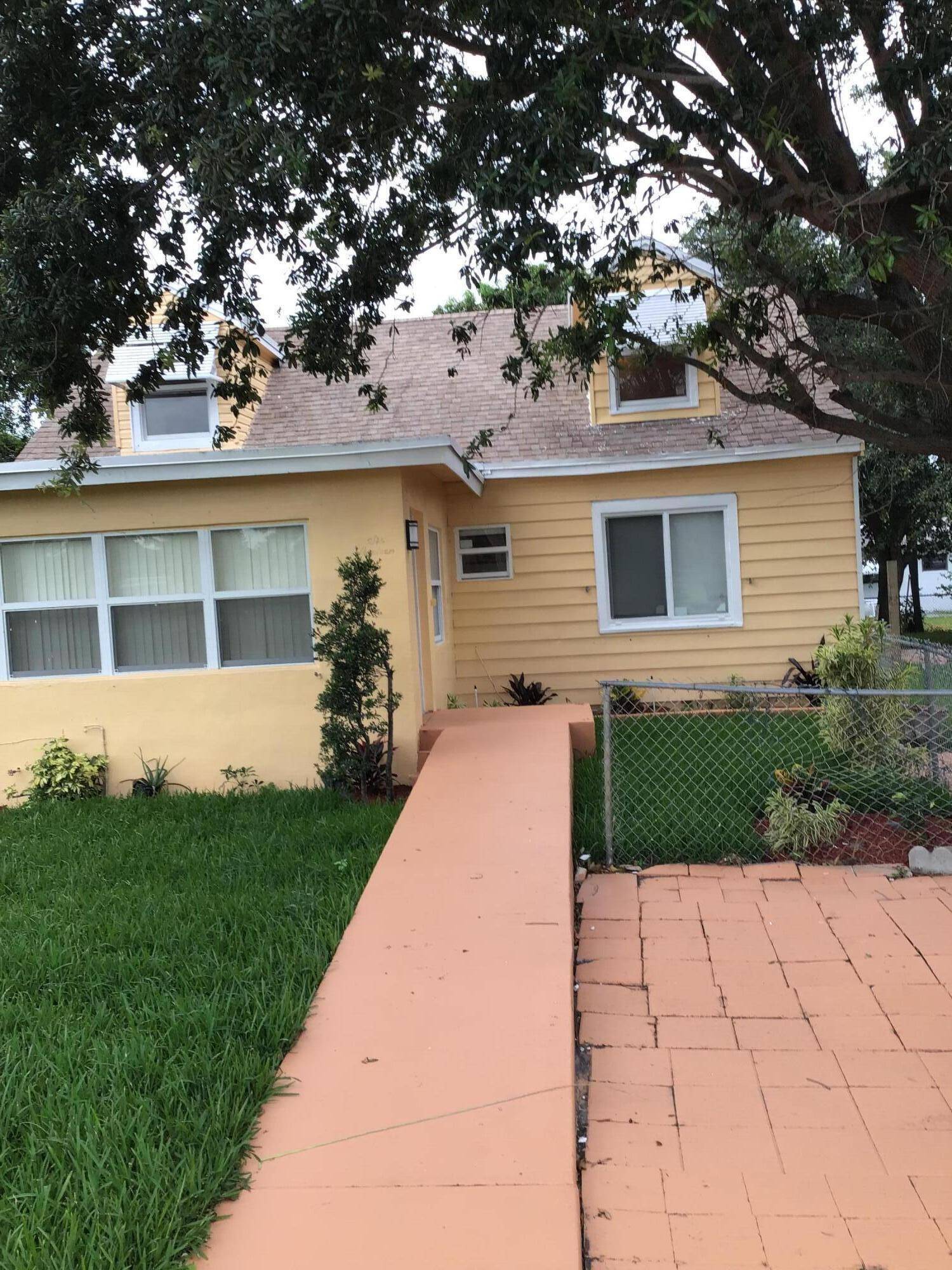 Delray Beach, FL 33444,619 SW 10th ST