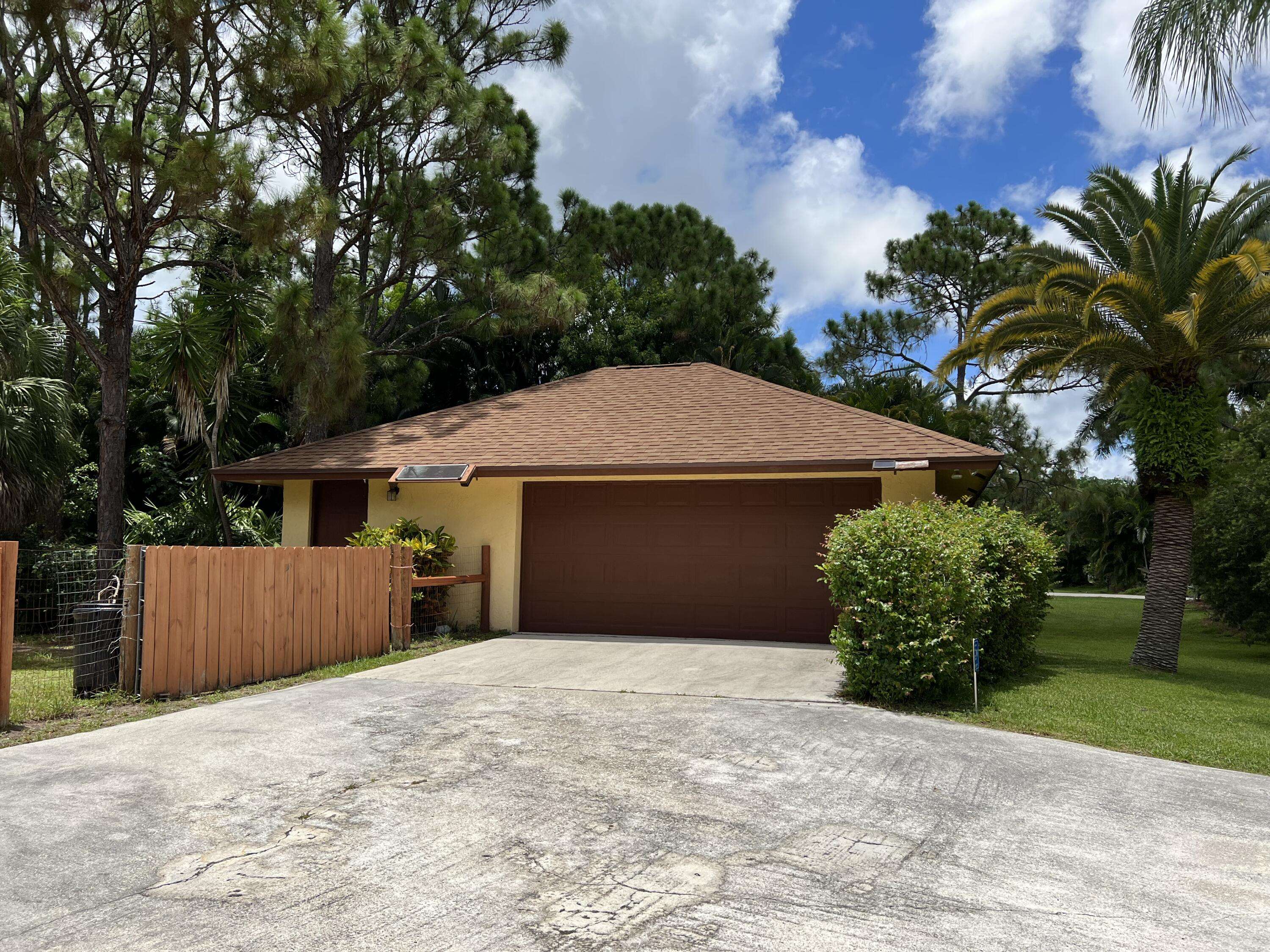 Palm Beach Gardens, FL 33418,15697 N N 72nd DR