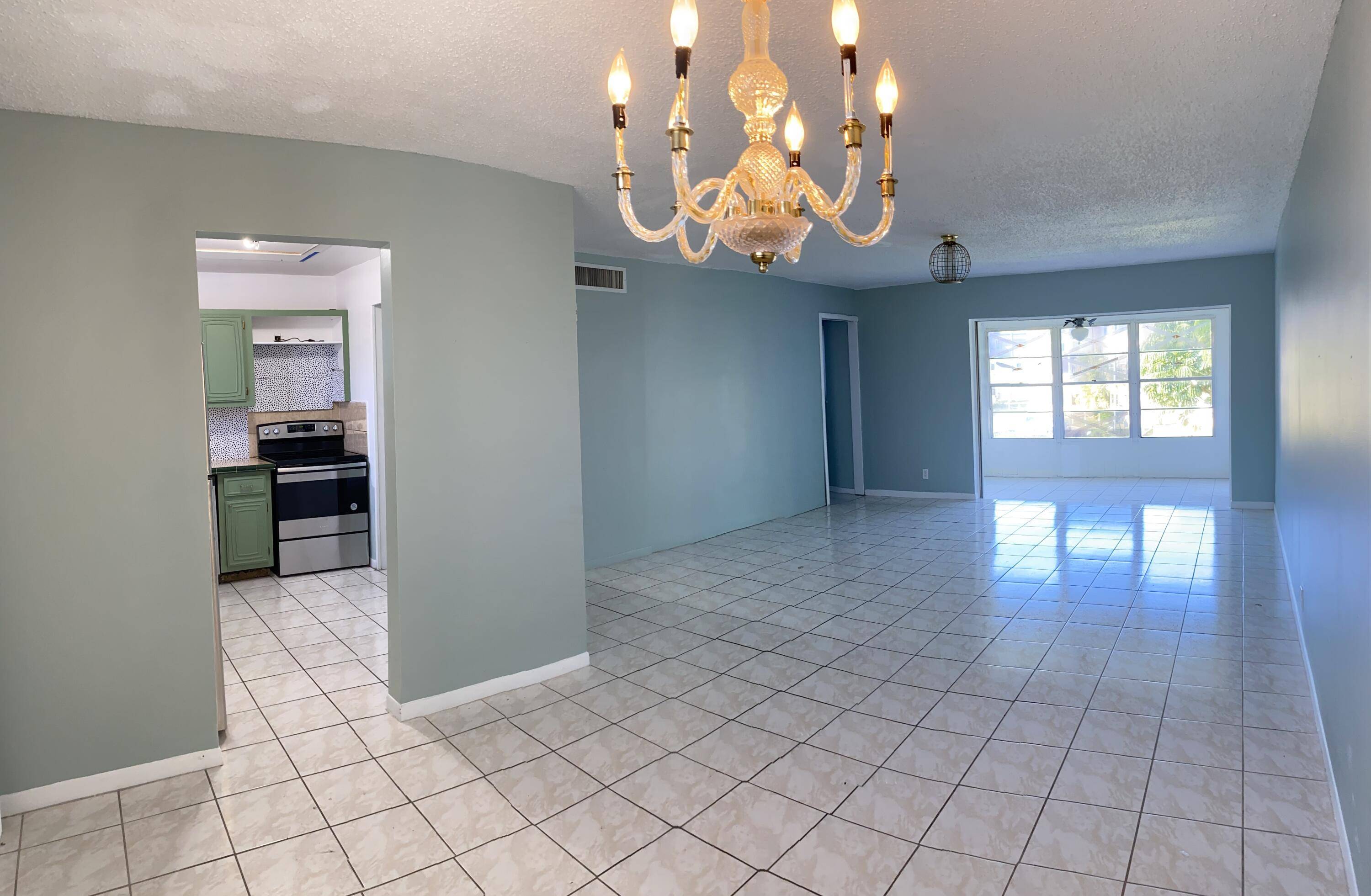 Palm Springs, FL 33461,719 Lori DR 201