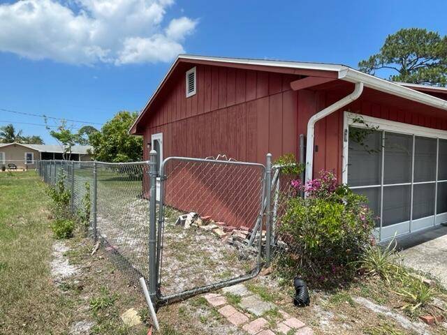 Port Saint Lucie, FL 34983,811 SE Walters TER