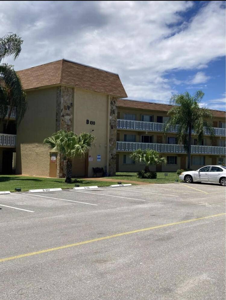 Palm Springs, FL 33461,100 E Village Green CIR 117